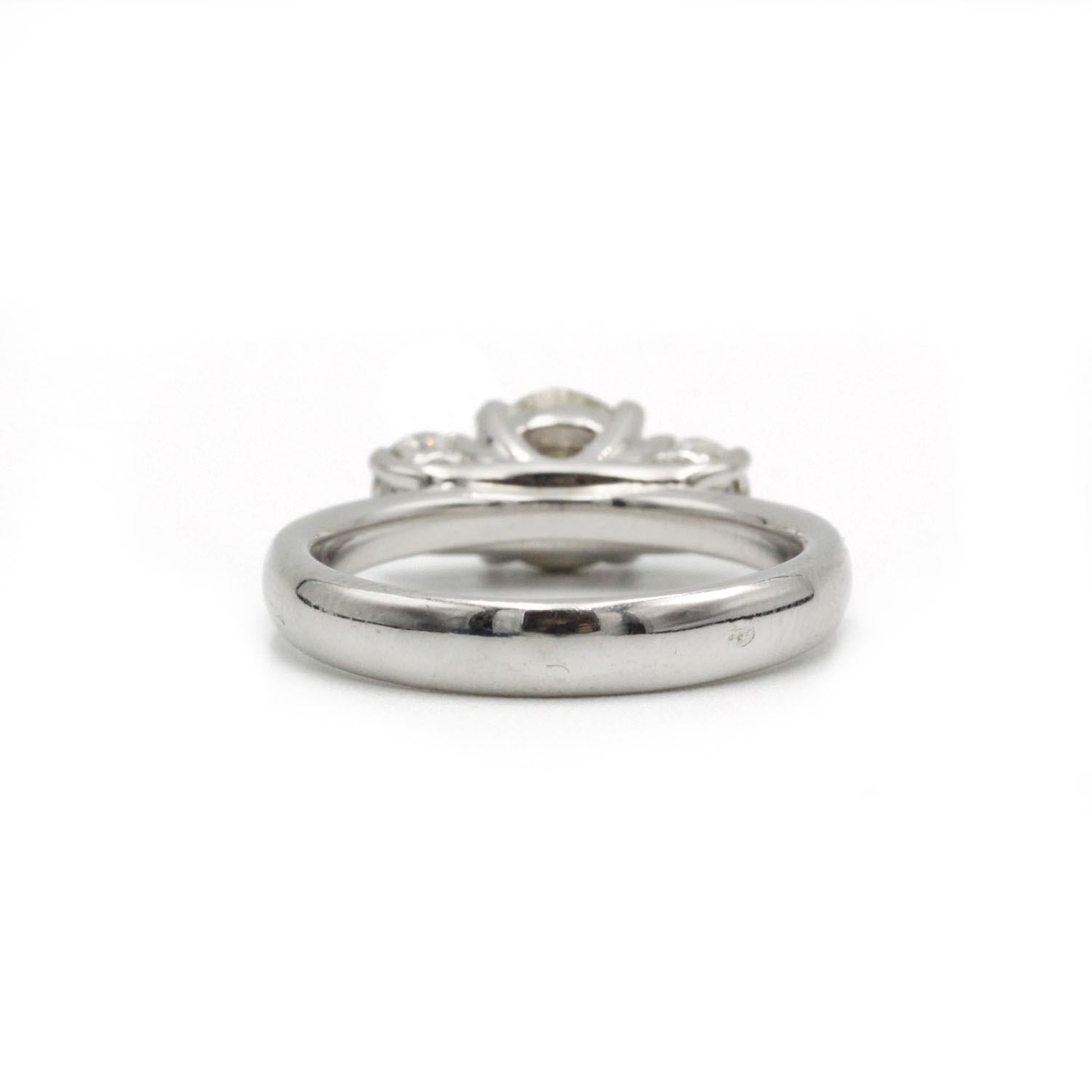 Bague trilogie en or blanc 18 carats avec un diamant G VS de 1,30 carat et deux pierres latérales de 0,30 carat Bon état - En vente à MONTMORENCY, FR