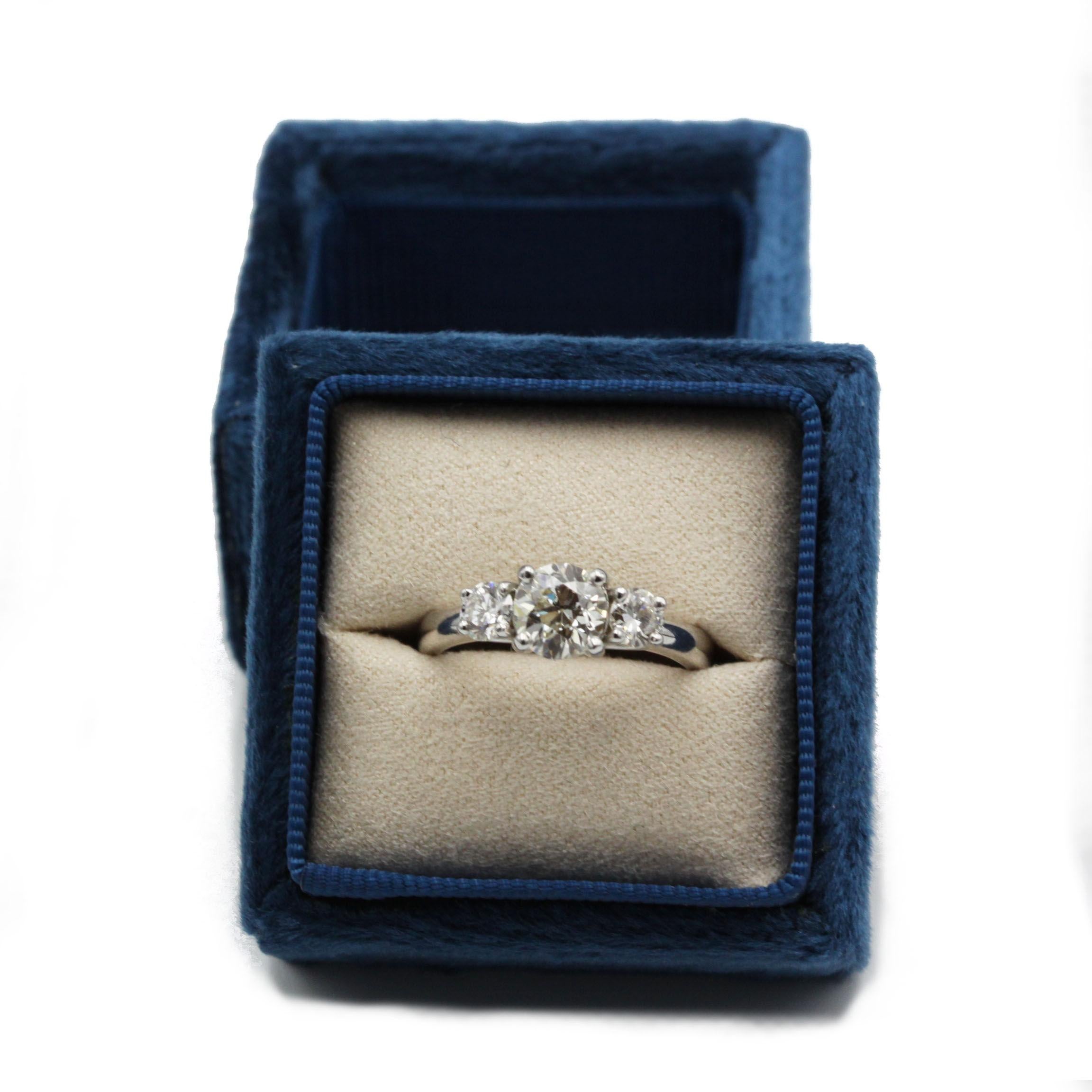 Bague trilogie en or blanc 18 carats avec un diamant G VS de 1,30 carat et deux pierres latérales de 0,30 carat Pour femmes en vente