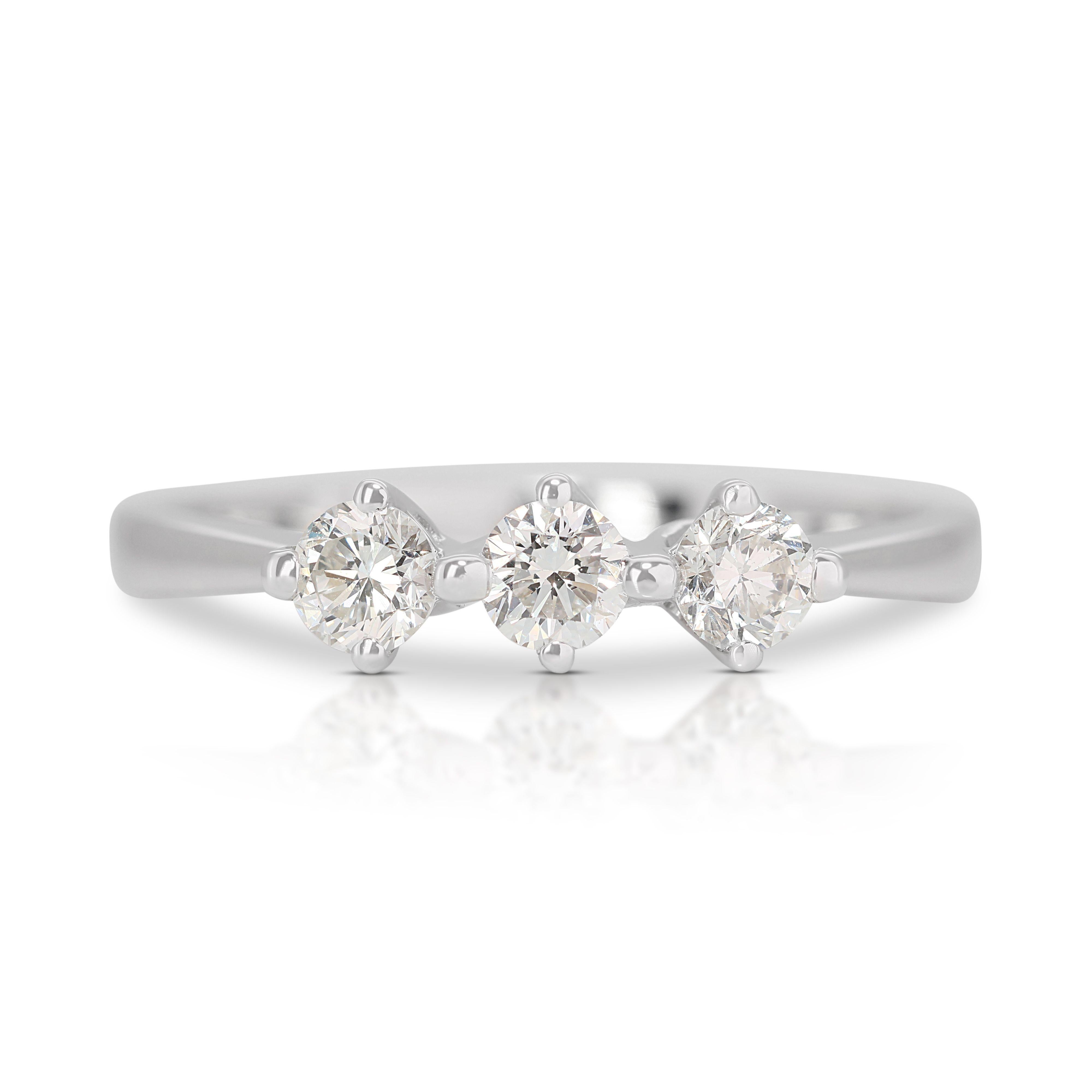 Round Cut 18K White Gold Trio of Diamonds Ring For Sale