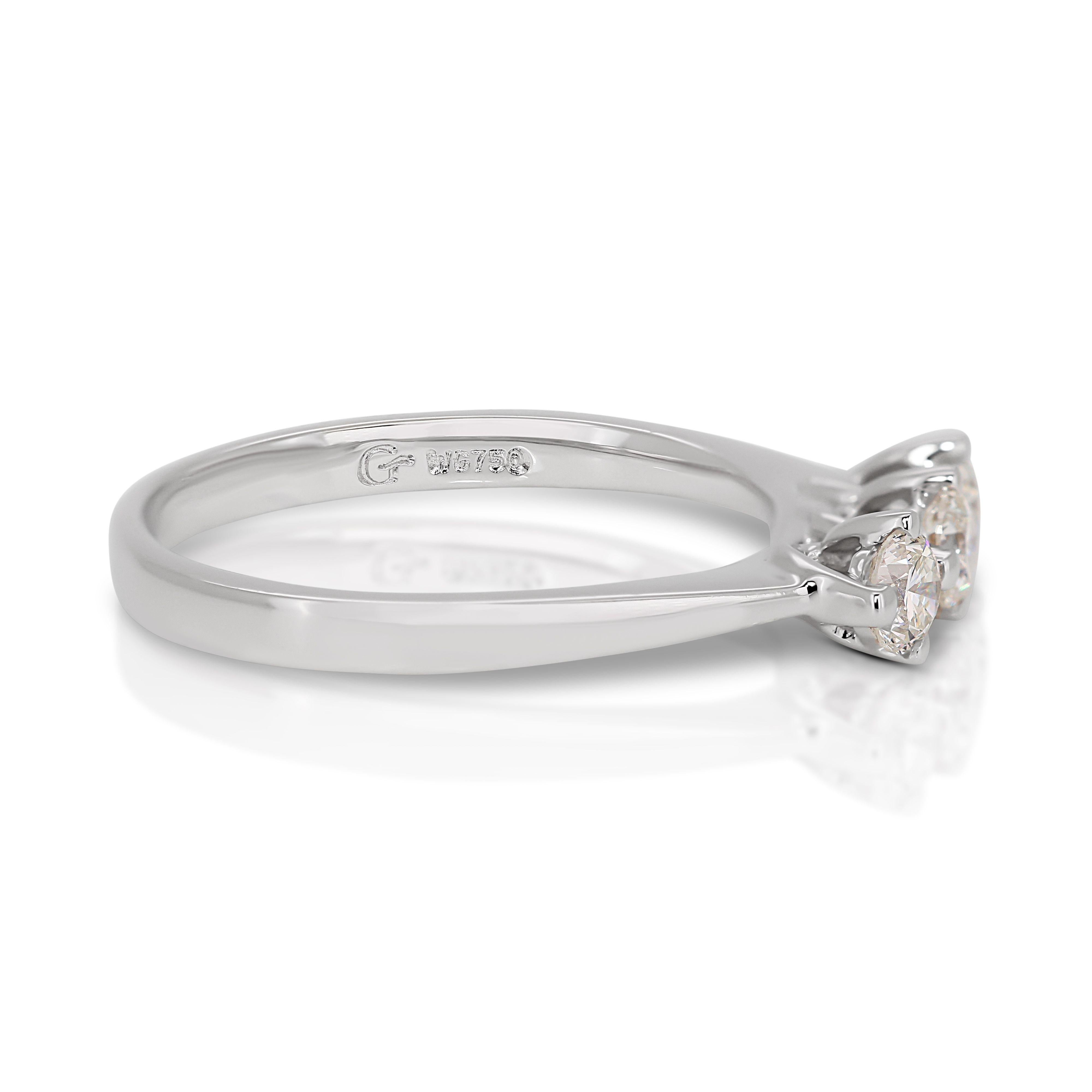 18K White Gold Trio of Diamonds Ring In Excellent Condition For Sale In רמת גן, IL