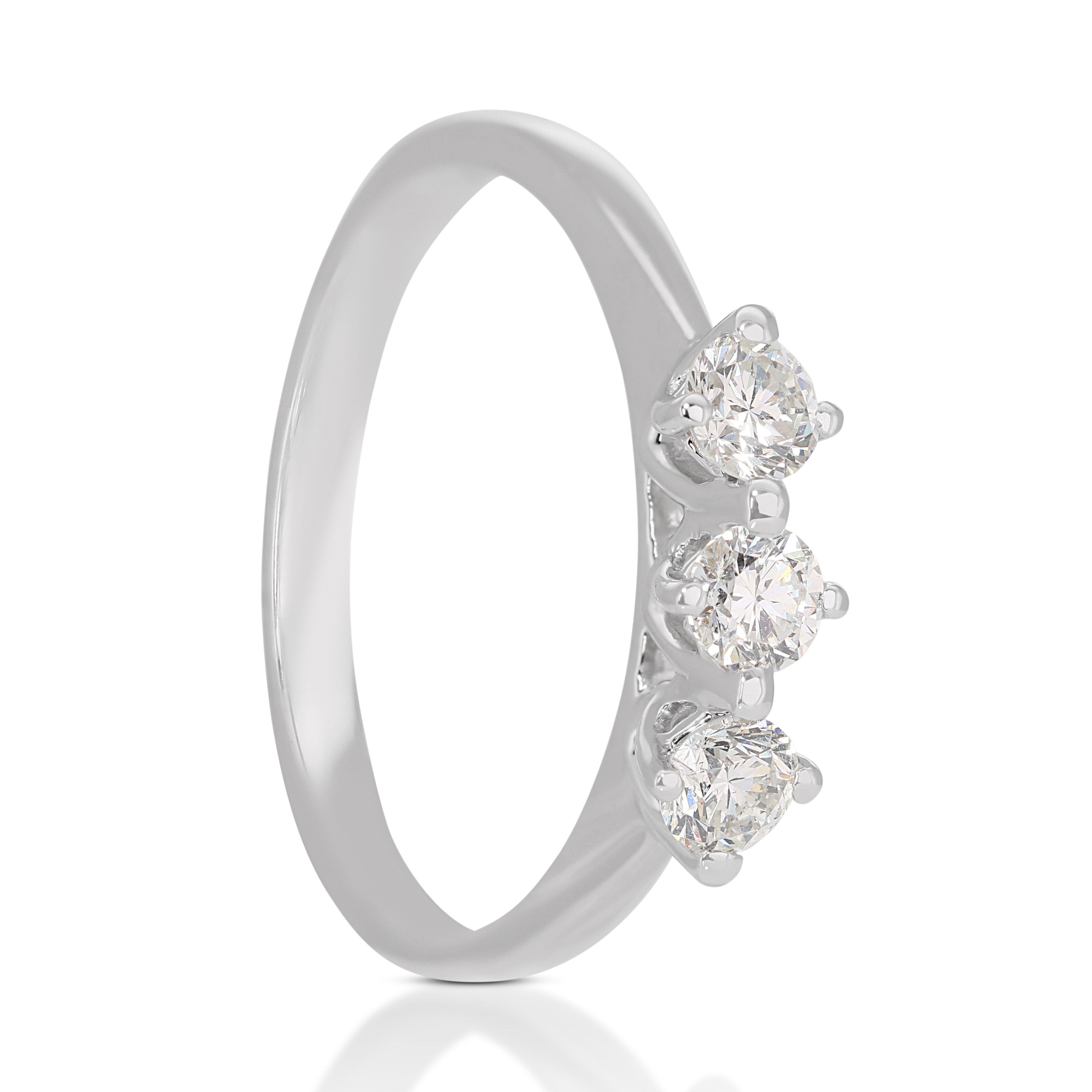 18K White Gold Trio of Diamonds Ring For Sale 3