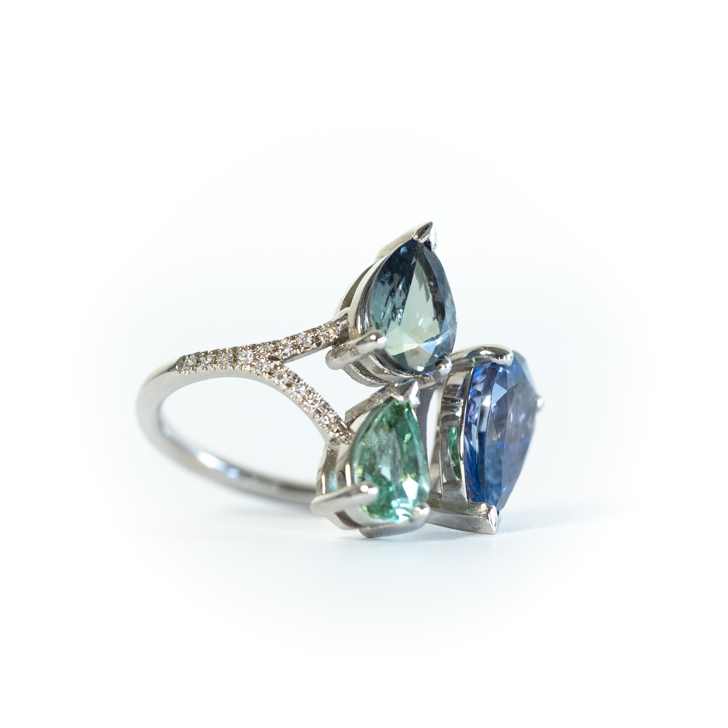 Made of 18K white gold, this charming and delicate trio ring is set with two tanzanites pearshape, one tourmalines pearshape and diamonds (0.06ct) on the mount.
Ring total weight : 5,93 g
Tanzanites weight : 3,35 carats
Green tourmaline weight :