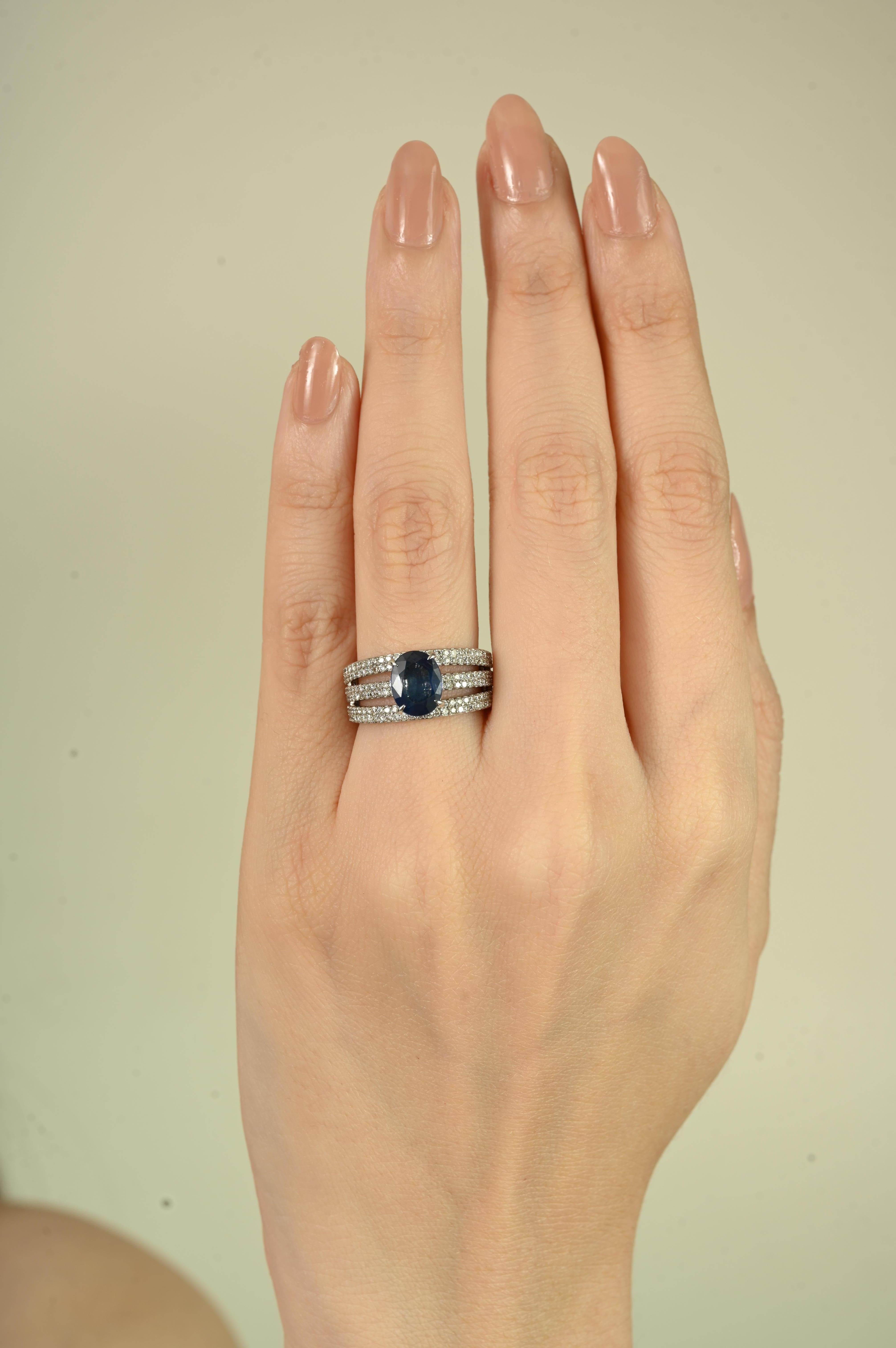 En vente :  Bague de cocktail en or blanc 18K à trois anneaux diamantés avec saphir bleu ovale de 1,61 ct 2