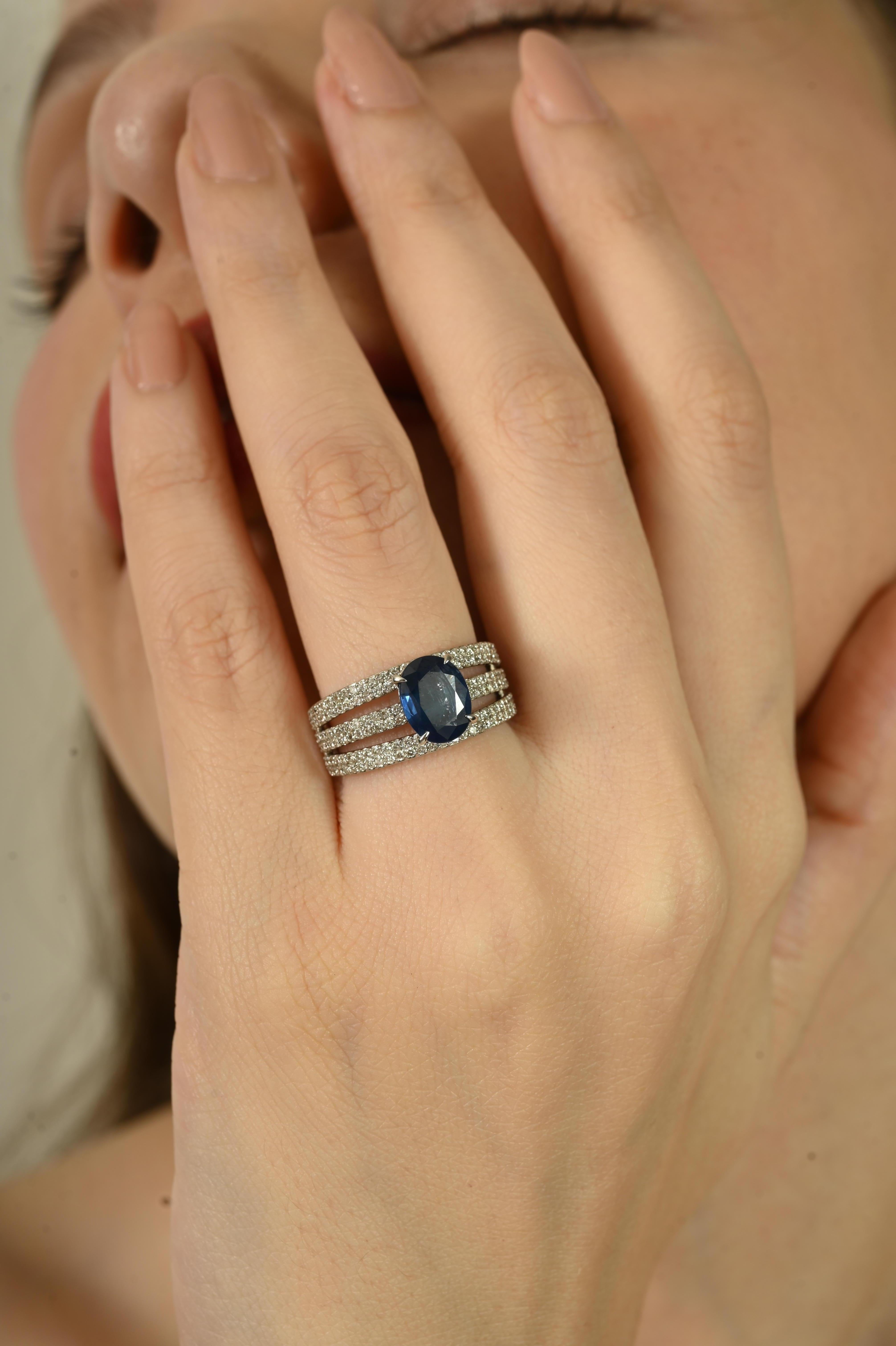 En vente :  Bague de cocktail en or blanc 18K à trois anneaux diamantés avec saphir bleu ovale de 1,61 ct 4