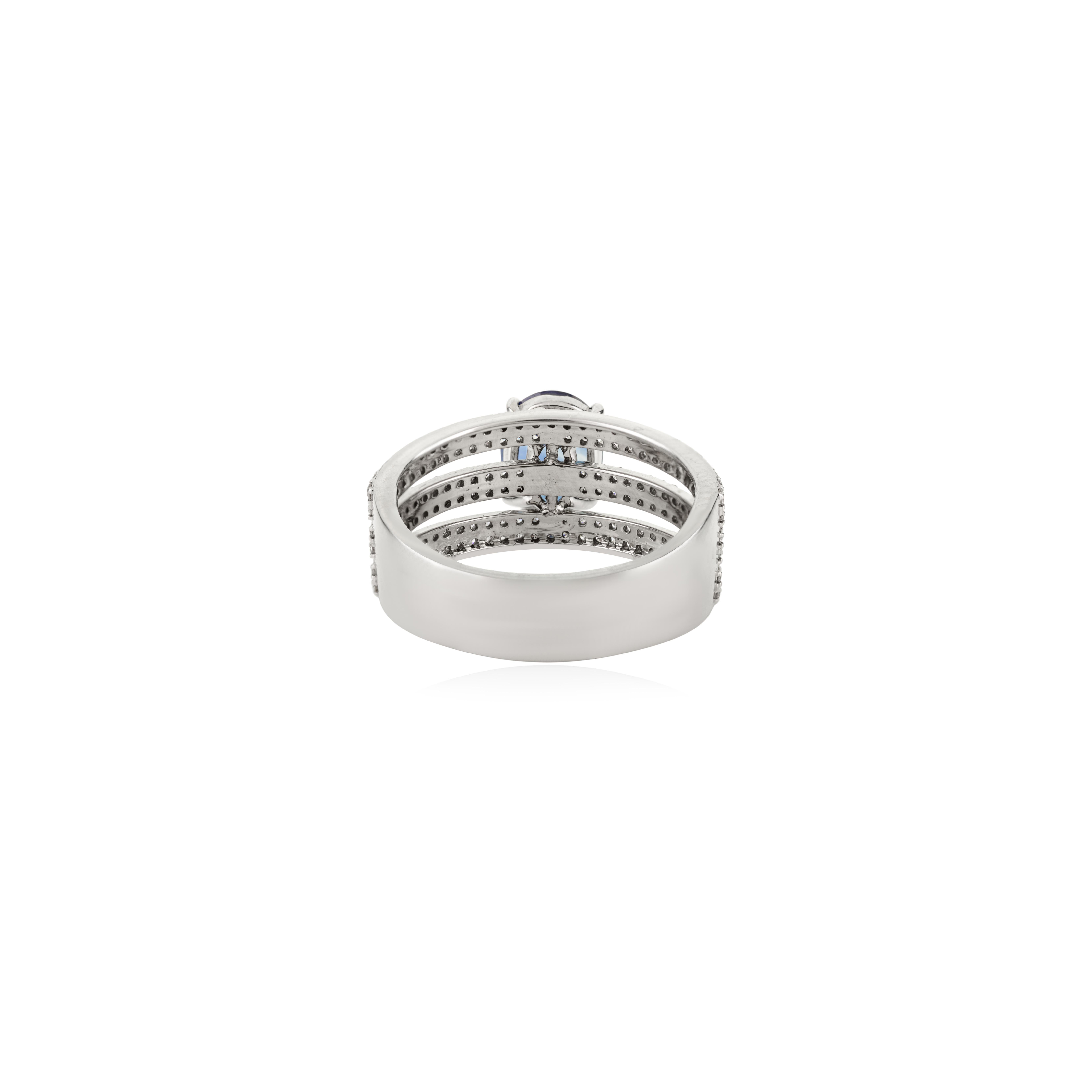 En vente :  Bague de cocktail en or blanc 18K à trois anneaux diamantés avec saphir bleu ovale de 1,61 ct 5