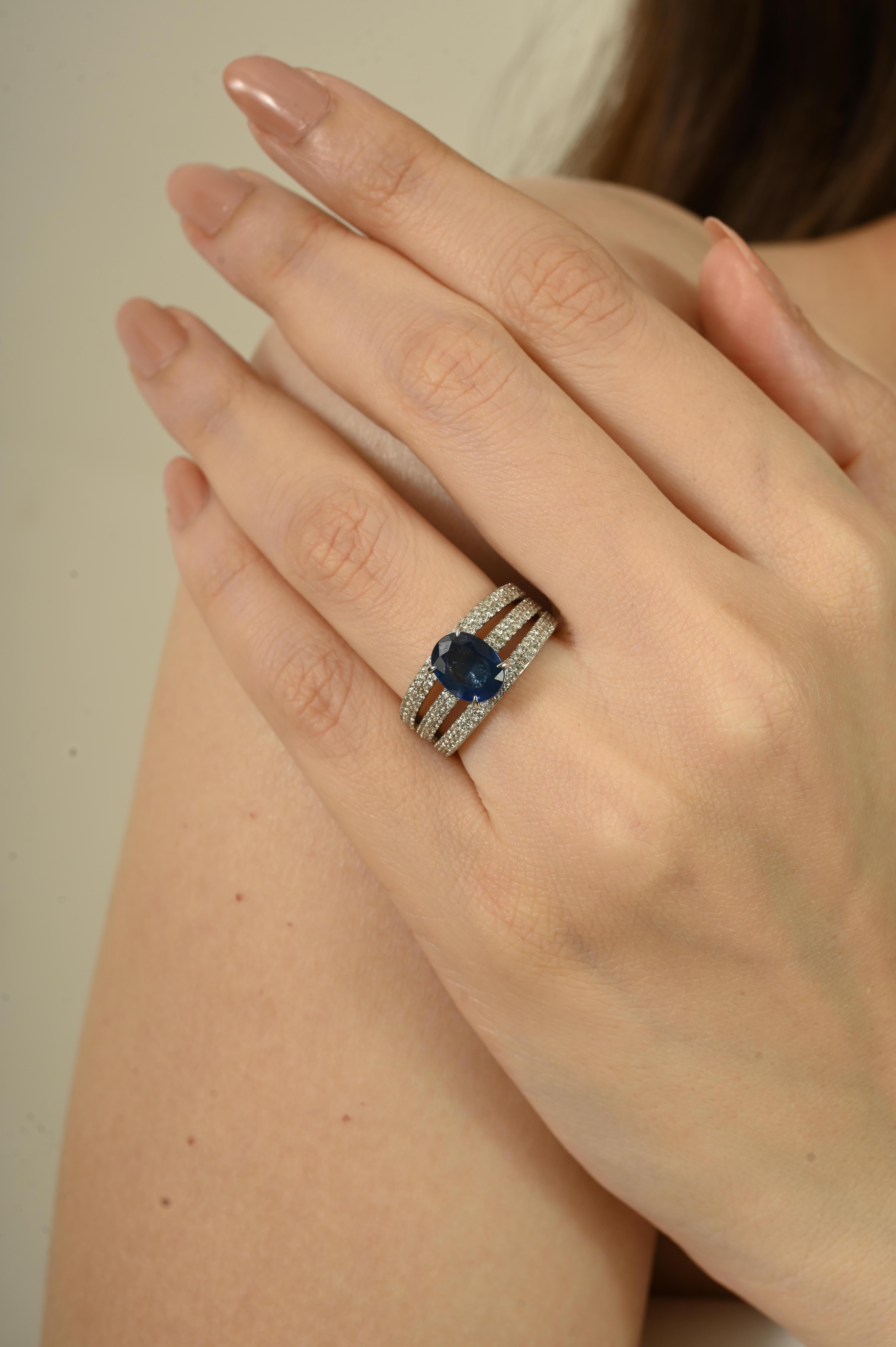 En vente :  Bague de cocktail en or blanc 18K à trois anneaux diamantés avec saphir bleu ovale de 1,61 ct 6
