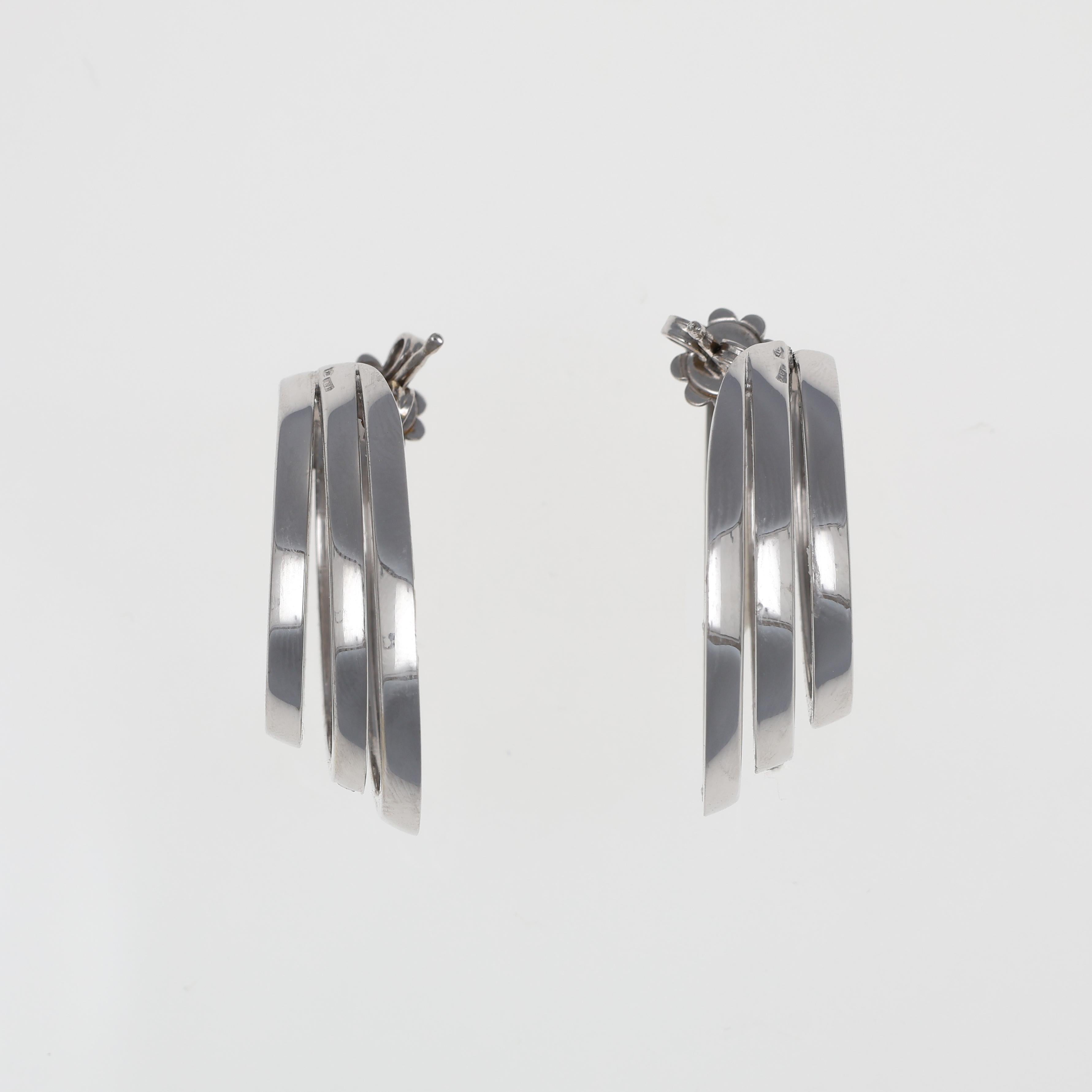 Brilliant Cut 18K White Gold Triple-Hoop Earrings with Central Diamond Pavé For Sale