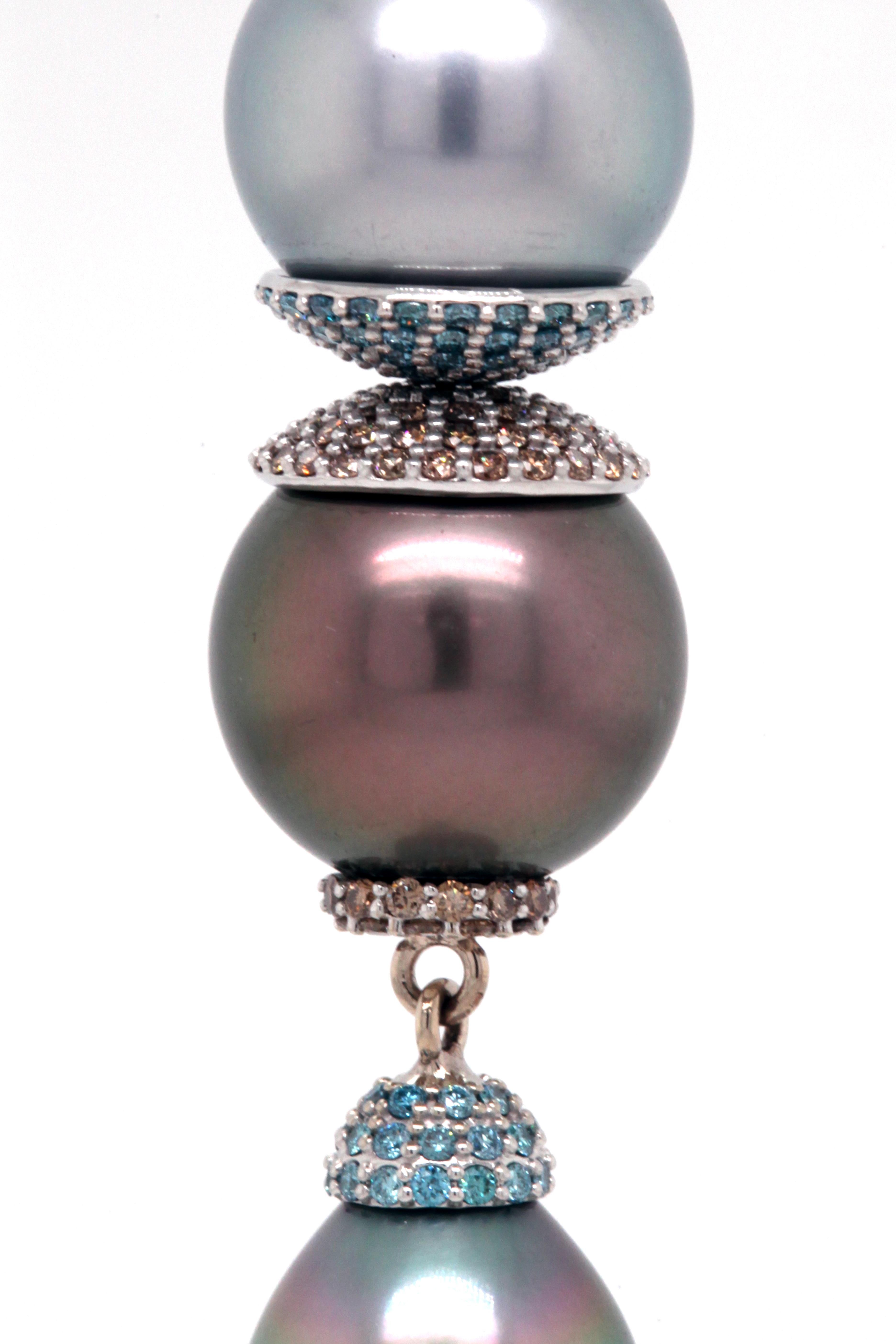 Contemporain Collier de Tahiti à trois colliers en or blanc 18 carats avec diamants de couleur bleu et cognac en vente