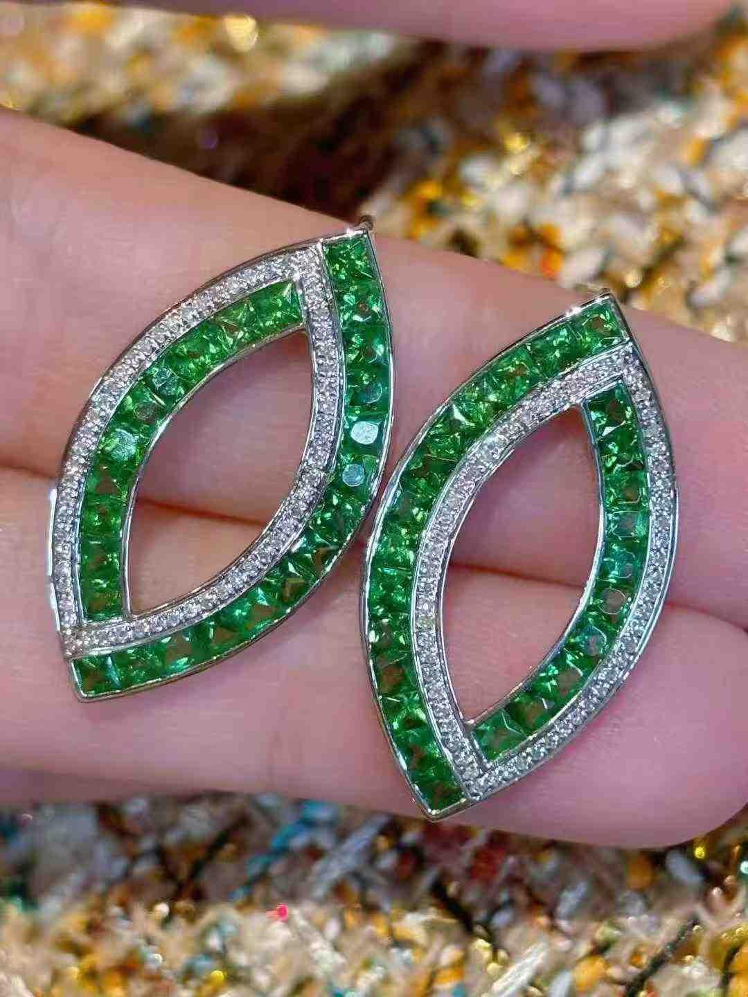 18K White Gold Tsavorite & Diamond Stud Hoop Earrings In New Condition For Sale In Bucharest, Romania