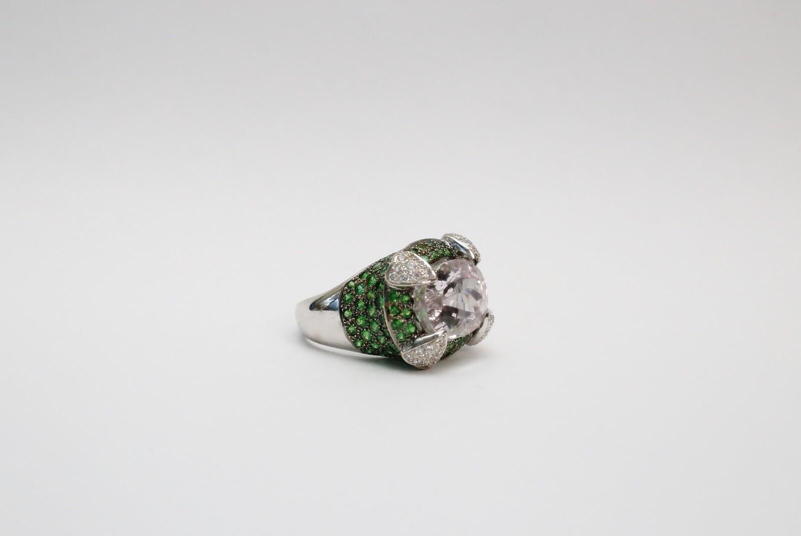 18 Karat Weißgold Tsavorit Granat, Kunzit & Diamant Ring, Größe 7 - 16,0g im Zustand „Gut“ im Angebot in Providence, RI