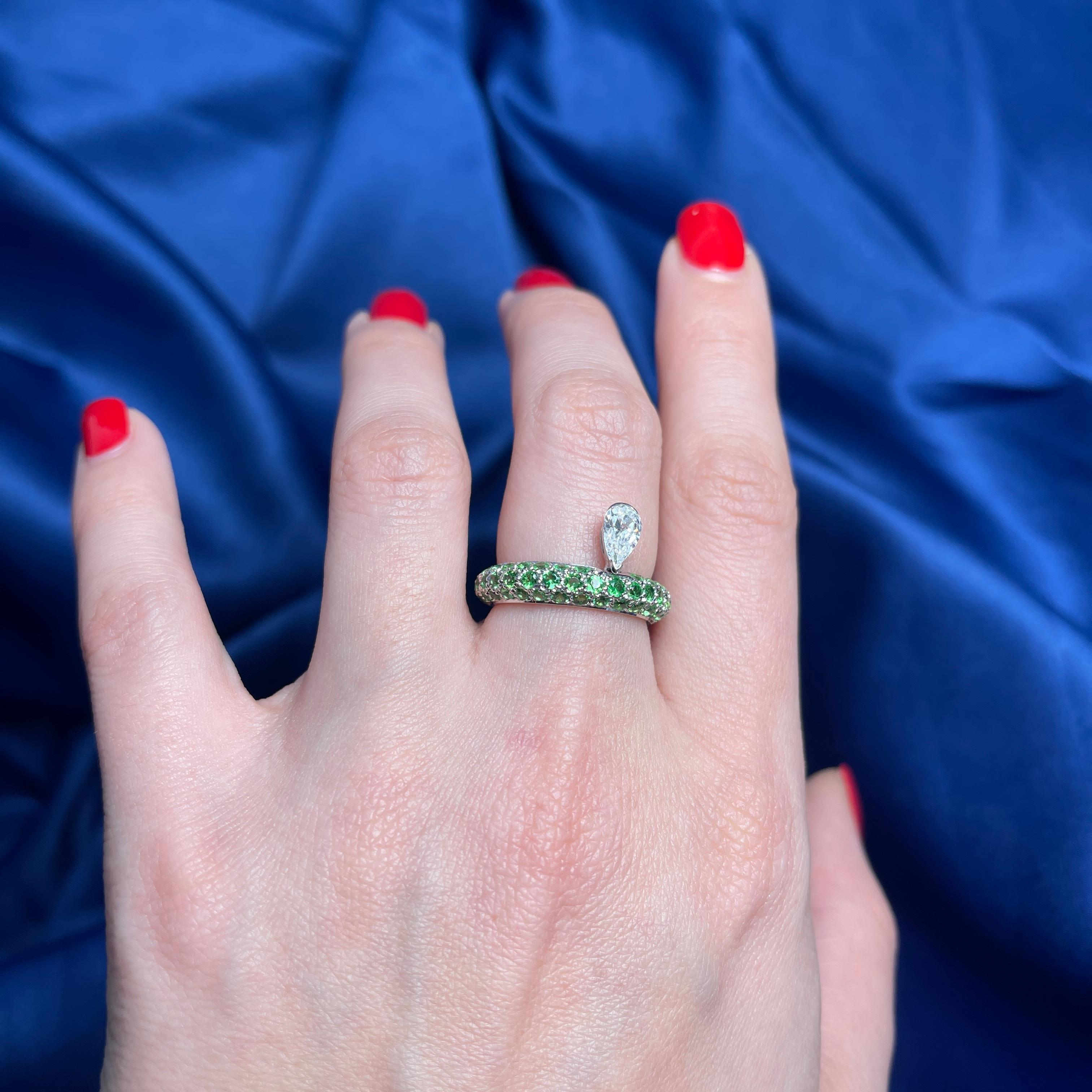 18K White Gold Tsavorite Pavé Band Ring with Pear-Cut Diamond Pendant For Sale 5