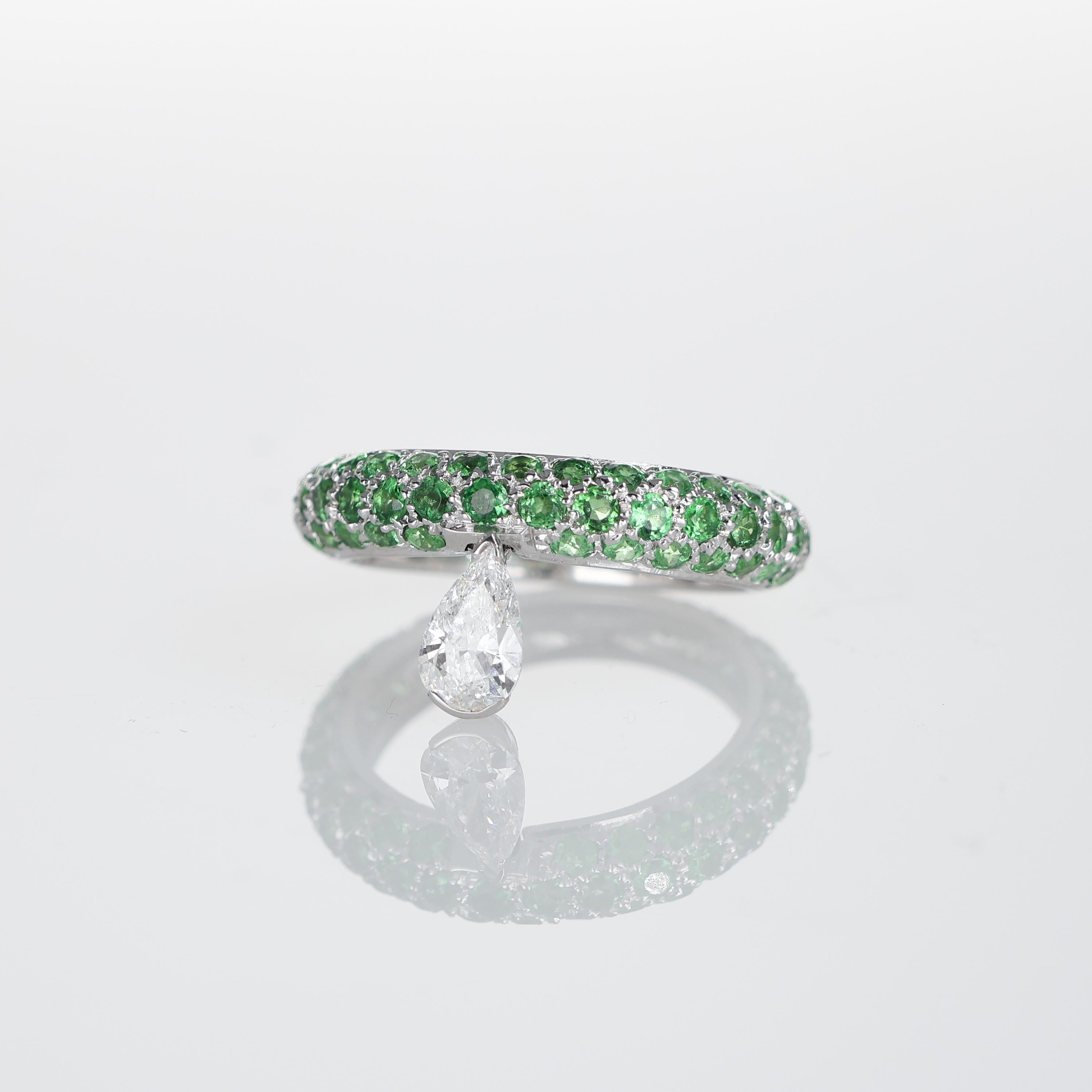 18K White Gold Tsavorite Pavé Band Ring with Pear-Cut Diamond Pendant In New Condition For Sale In Bergamo, BG