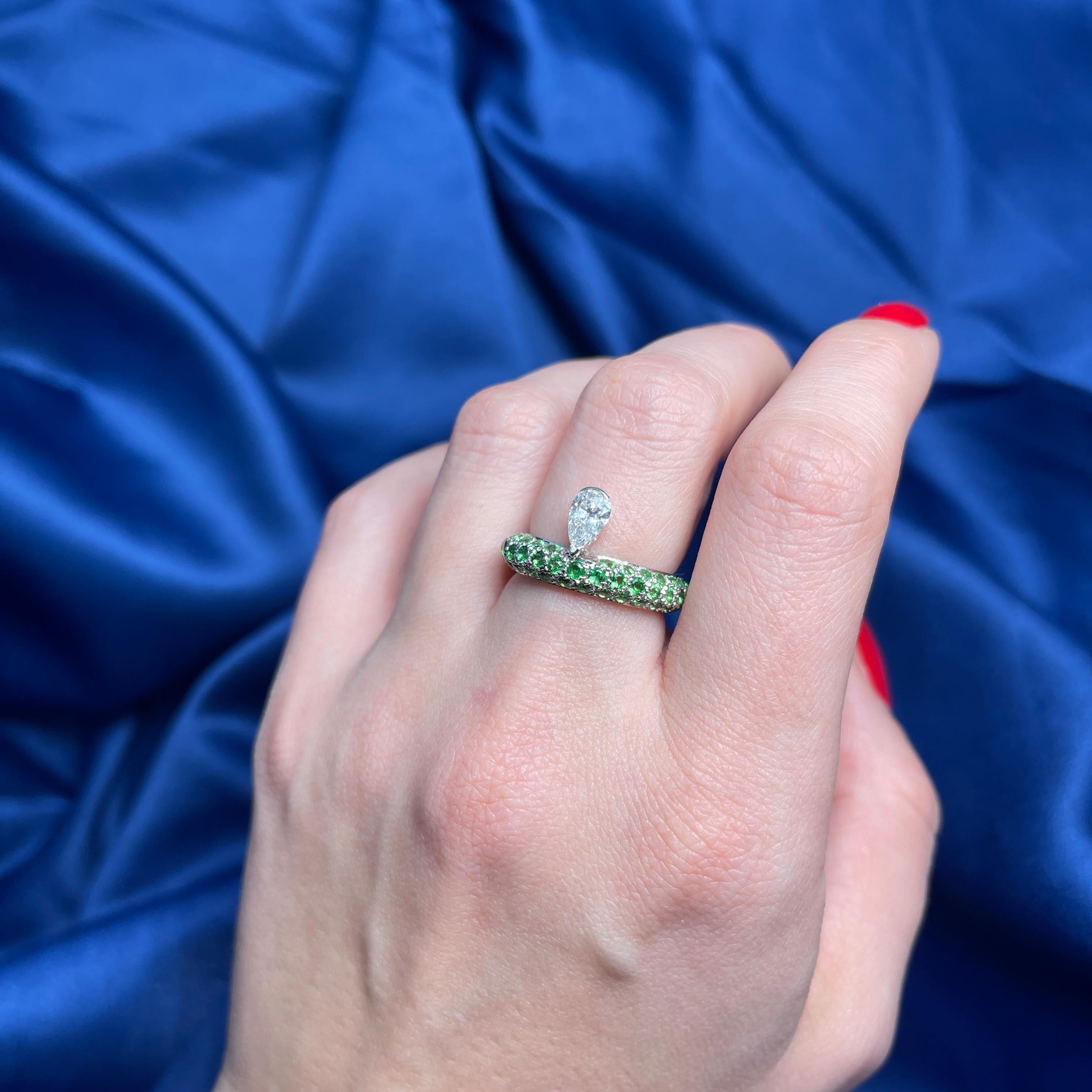 18K White Gold Tsavorite Pavé Band Ring with Pear-Cut Diamond Pendant For Sale 3