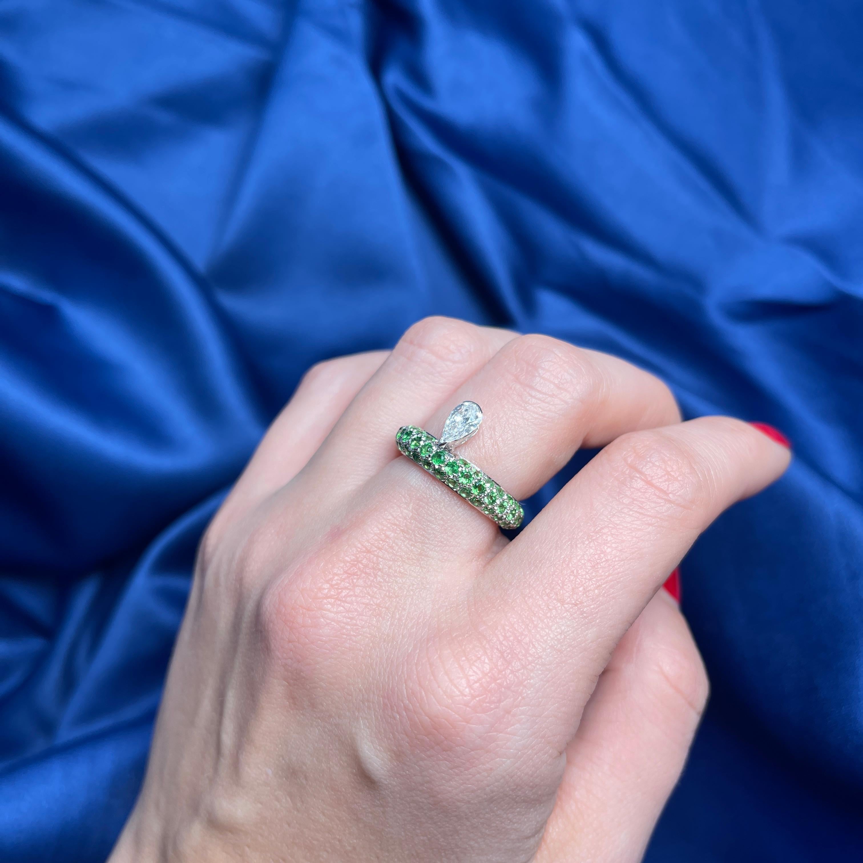 18K White Gold Tsavorite Pavé Band Ring with Pear-Cut Diamond Pendant For Sale 4