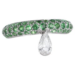 Anillo de oro blanco de 18 quilates con pavé de tsavoritas y colgante de diamantes talla pera