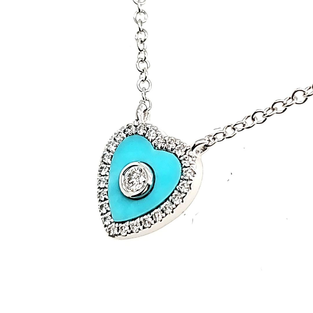 Fabriqué en luxueux or blanc 18 carats, pesant 2,17 grammes, ce ravissant collier est orné d'une envoûtante turquoise (provenant des célèbres mines de Perse), pesant 0,29 carats, entourée de 25 étincelants diamants ronds totalisant 0,11 carats. 

La
