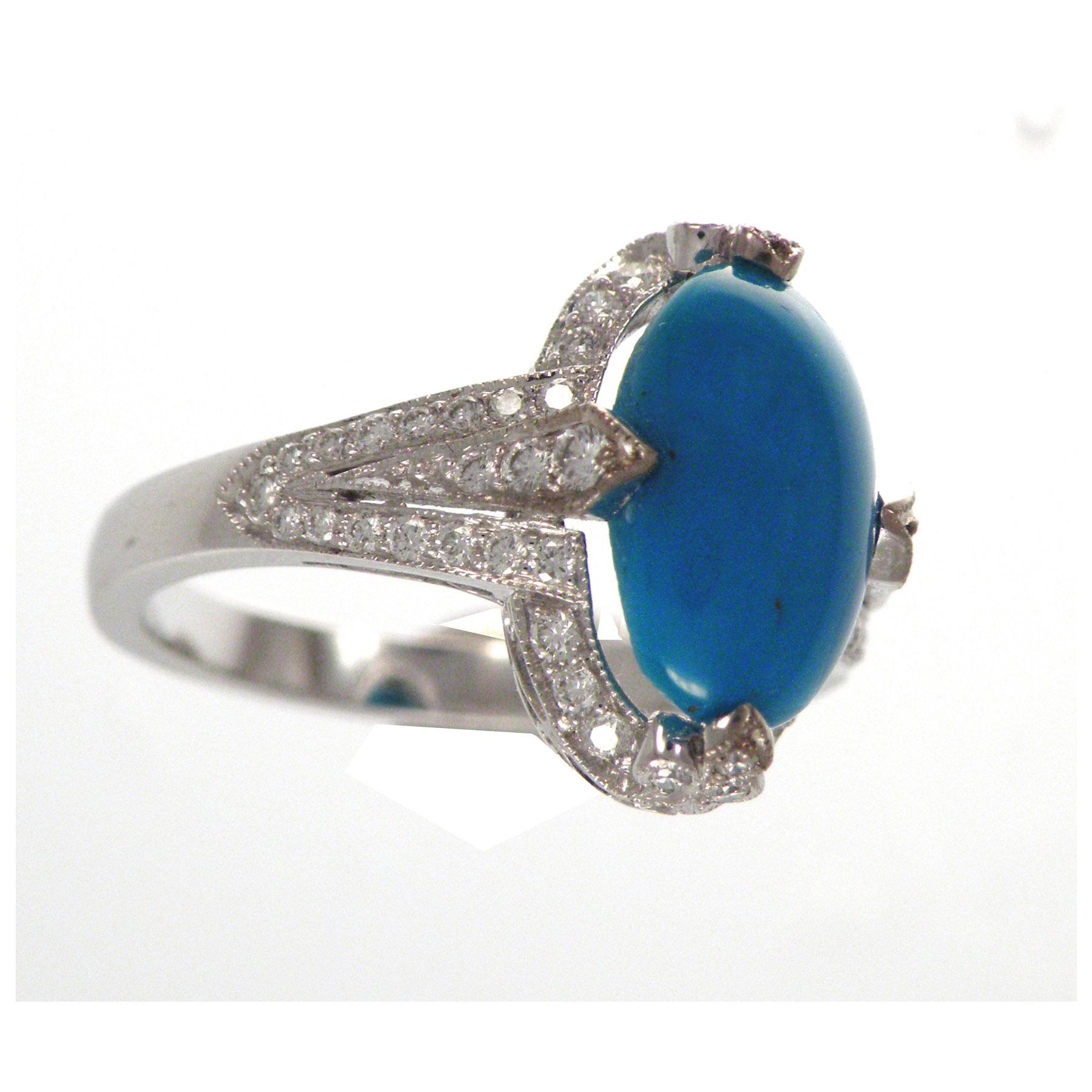 18 Karat White Gold Turquoise Diamond Cocktail Ring In Excellent Condition For Sale In Bangkok, TH