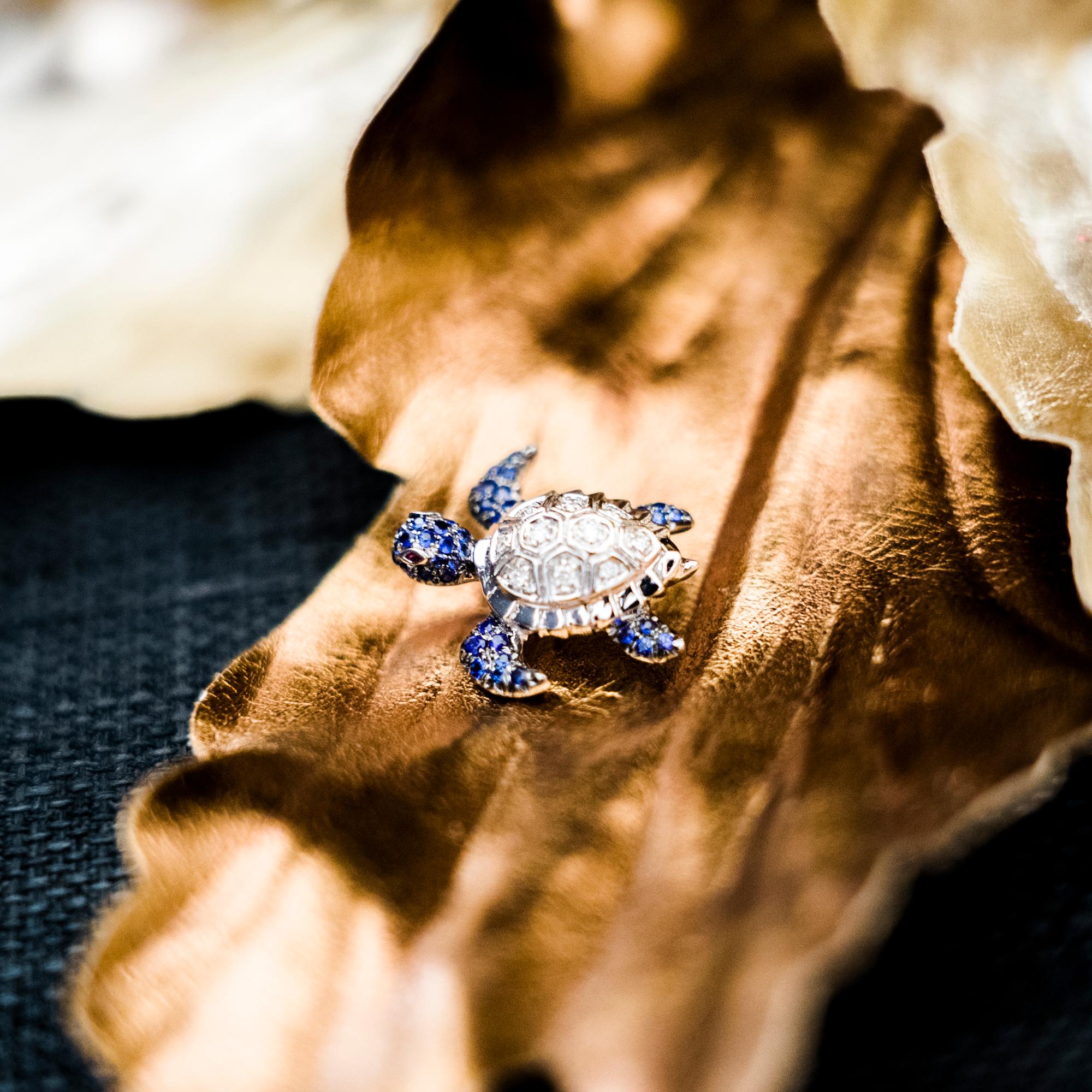 18K Weißgold Schildkröte Blauer Saphir und Diamant Brosche (Moderne) im Angebot