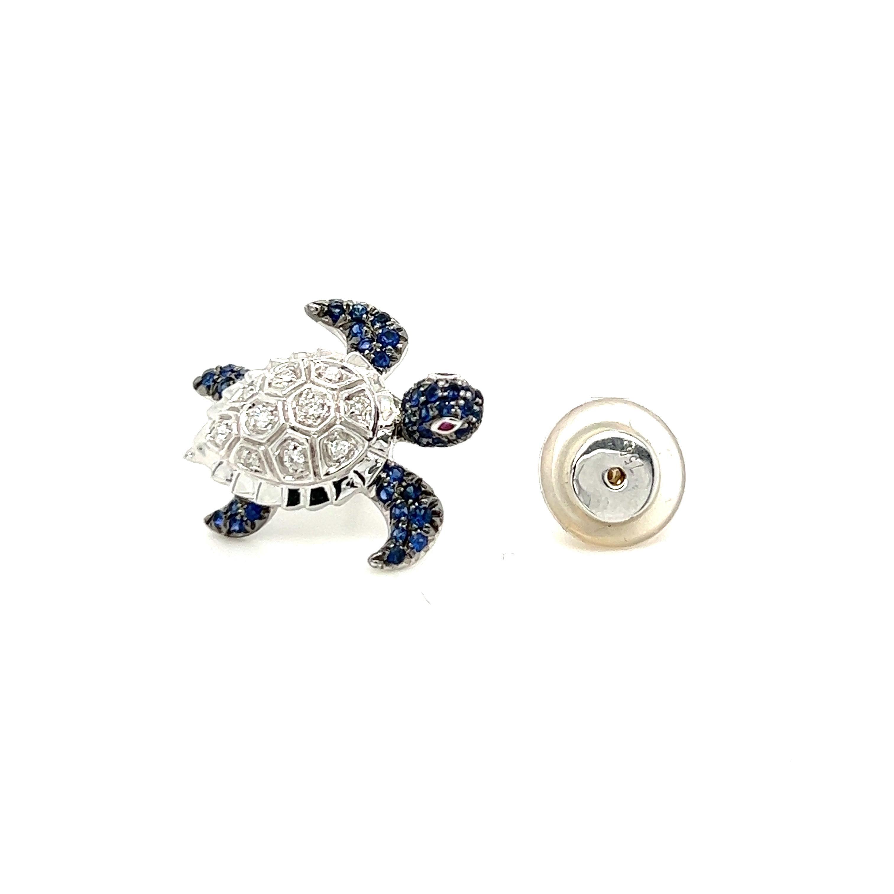 Broche en or blanc 18K en forme de tortue, saphirs bleus et diamants Unisexe en vente