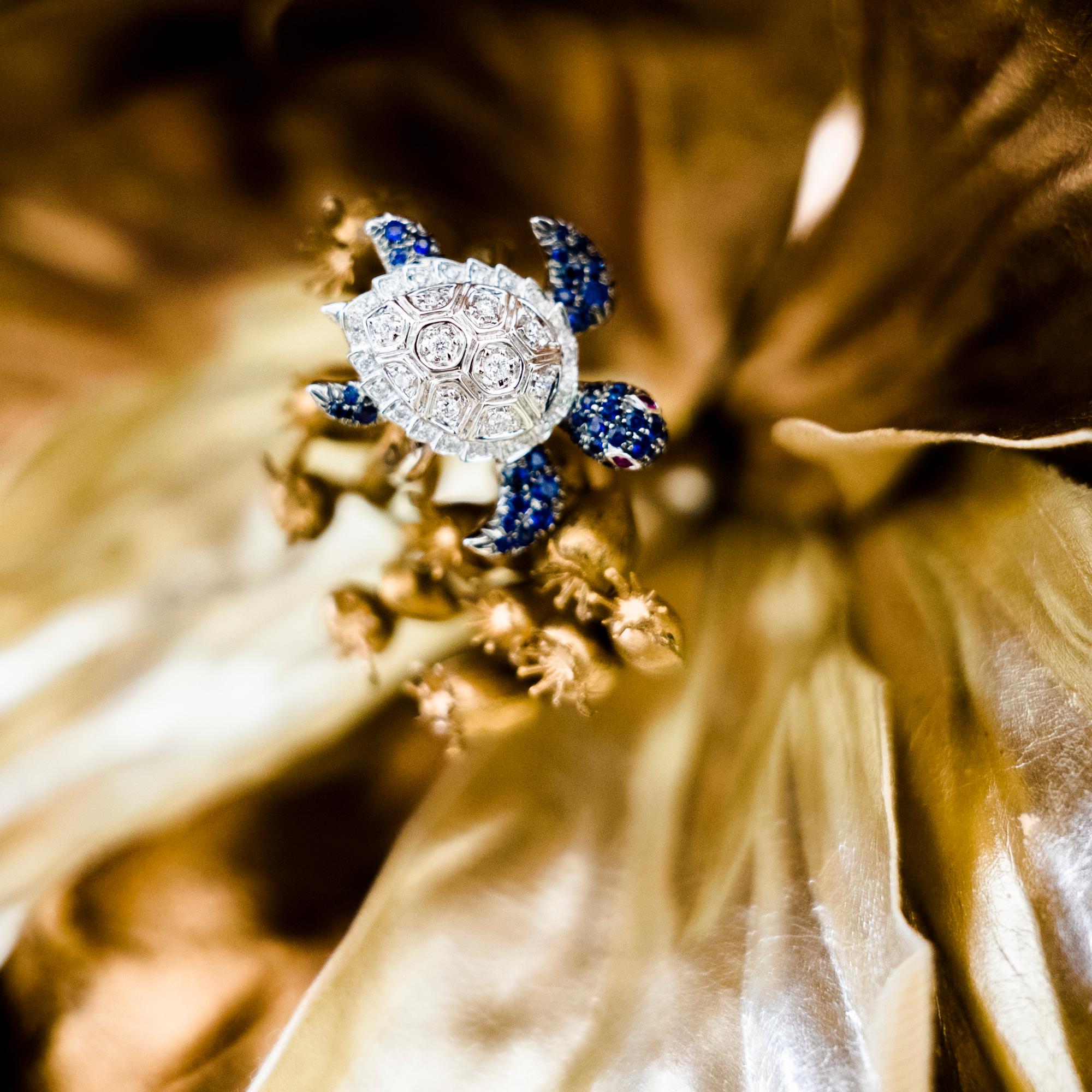 Moderne Bague en or blanc 18 carats, saphir bleu turquoise et diamant en vente