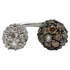 Anillo gemelo de oro blanco de 18 quilates con diamantes blancos de 1,10 quilates y marrones de 2,24 quilates