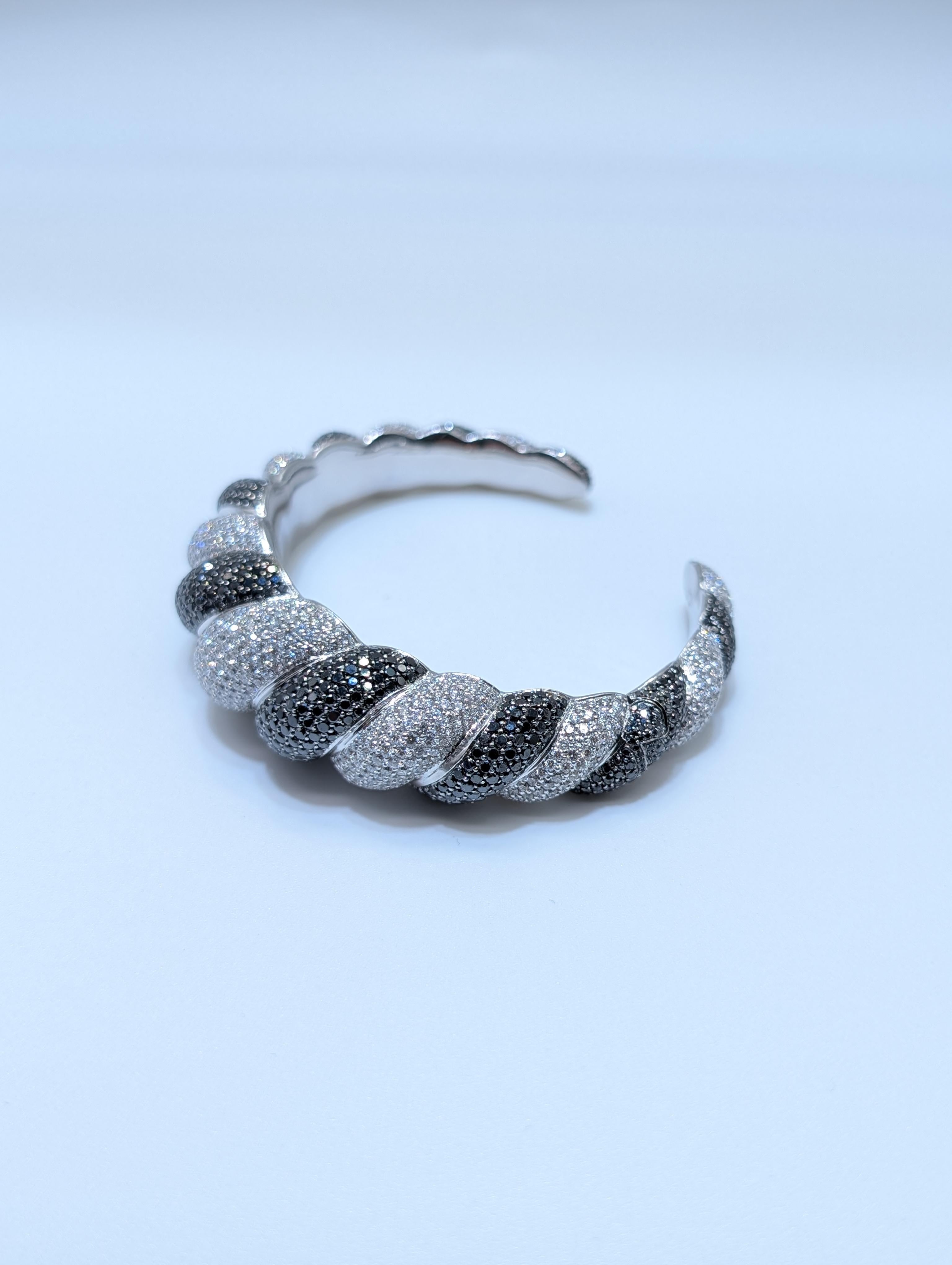 Donna Bracciale con diamante rotondo bianco e nero in oro bianco 18 carati con design a torsione in vendita