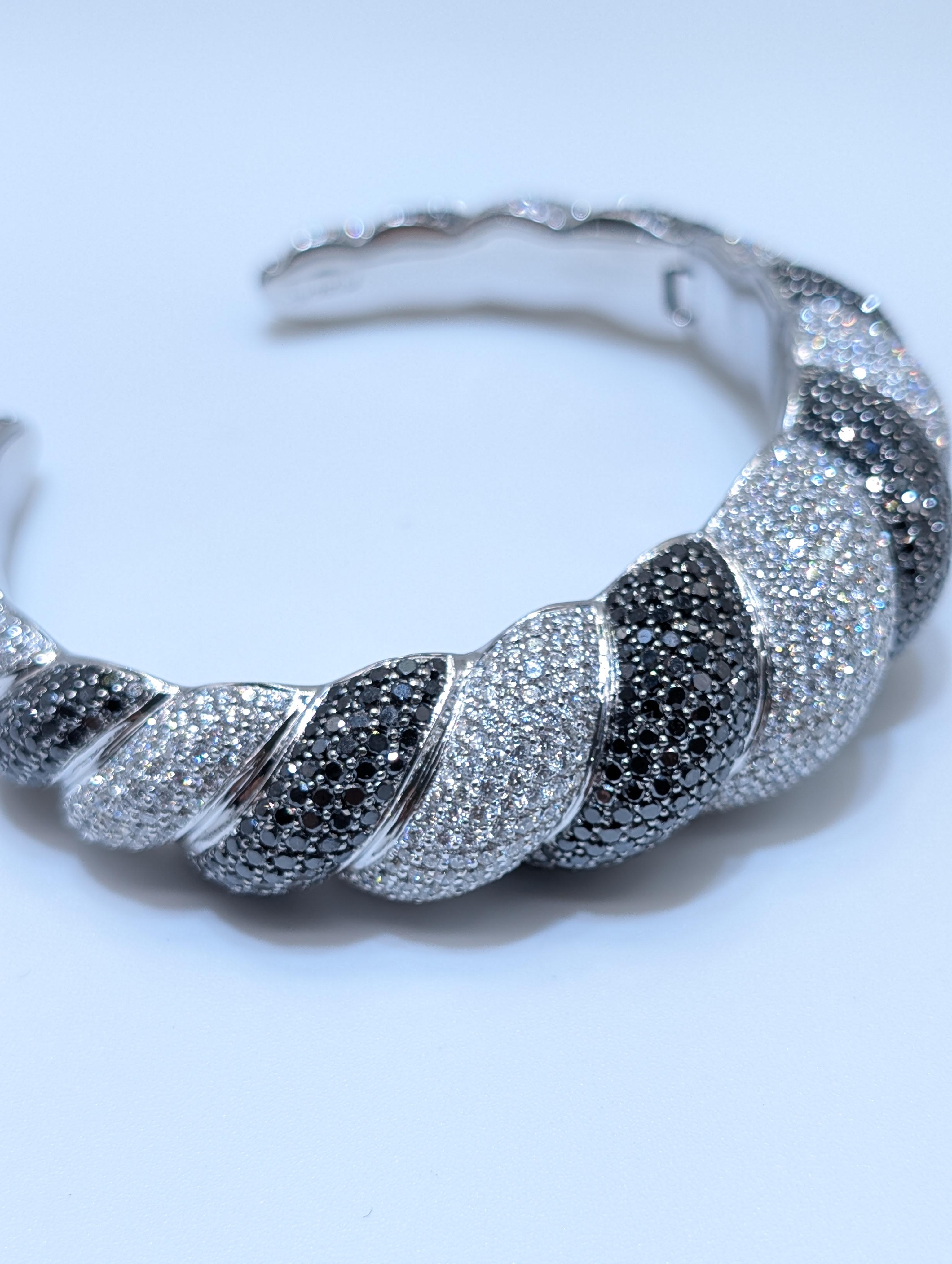 Bracciale con diamante rotondo bianco e nero in oro bianco 18 carati con design a torsione in vendita 2