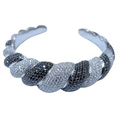 Manchette en or blanc 18 carats avec design amne et diamants ronds noirs et blancs