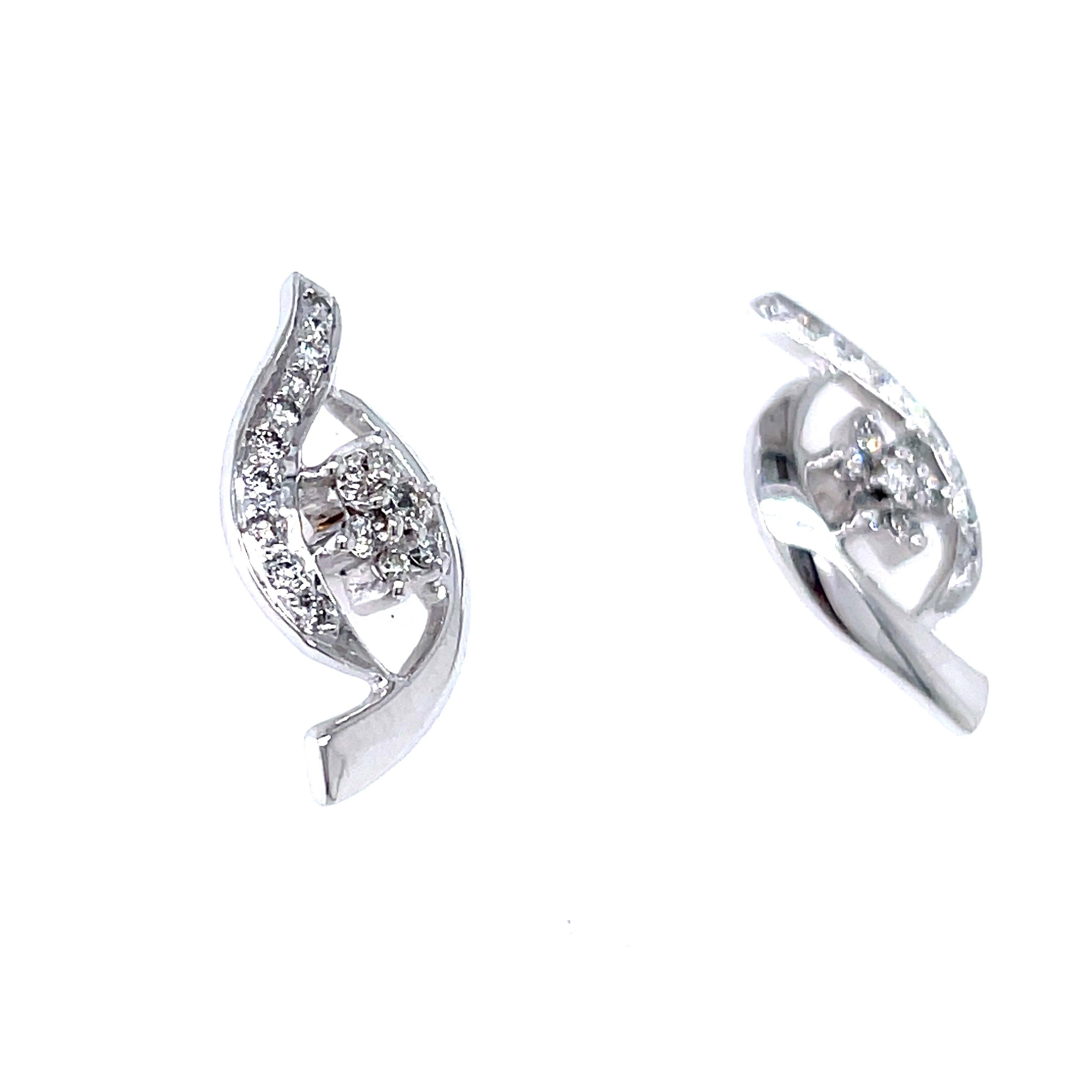 Contemporary 18k White Gold Twist Design Earrings With Diamonds For Sale