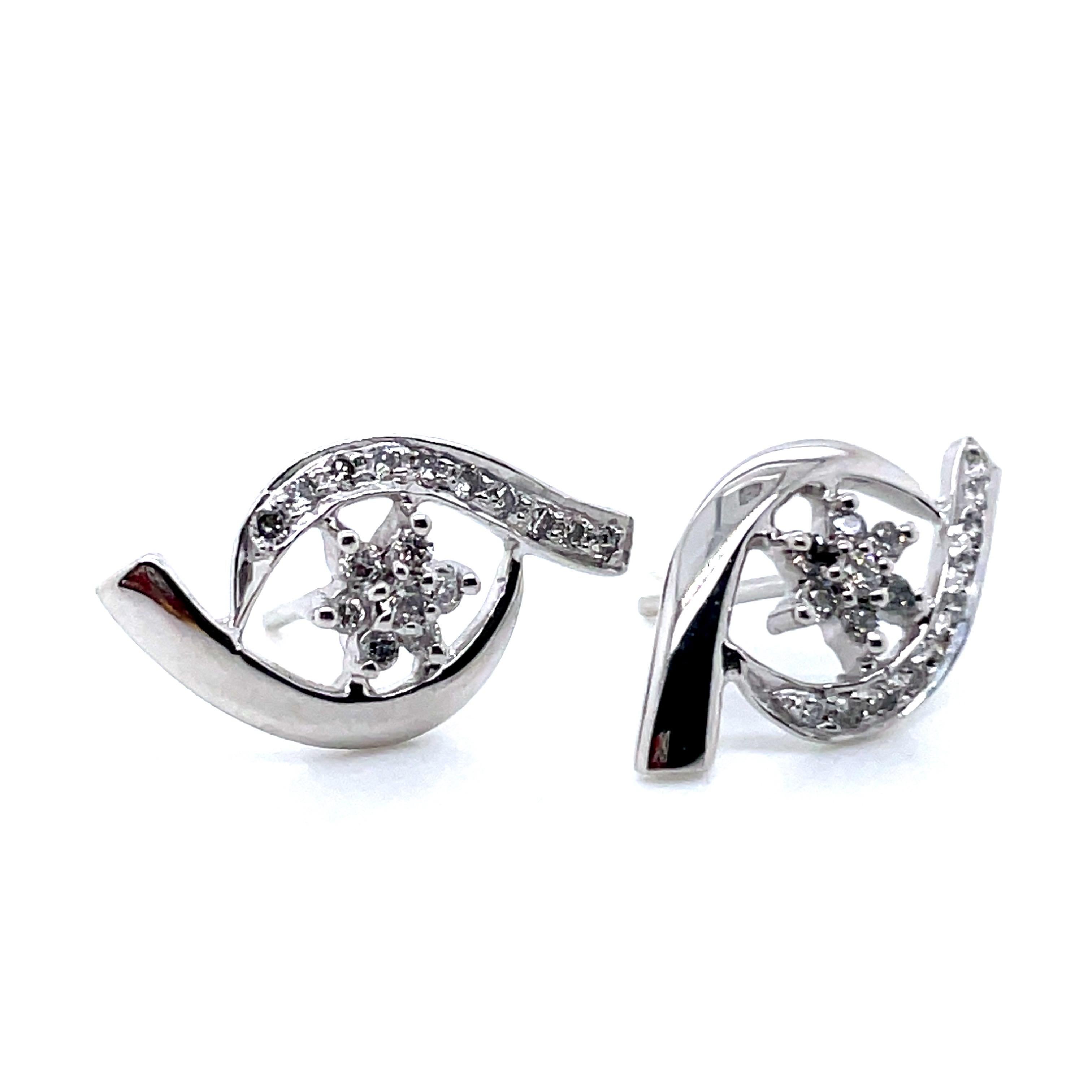 Brilliant Cut 18k White Gold Twist Design Earrings With Diamonds For Sale