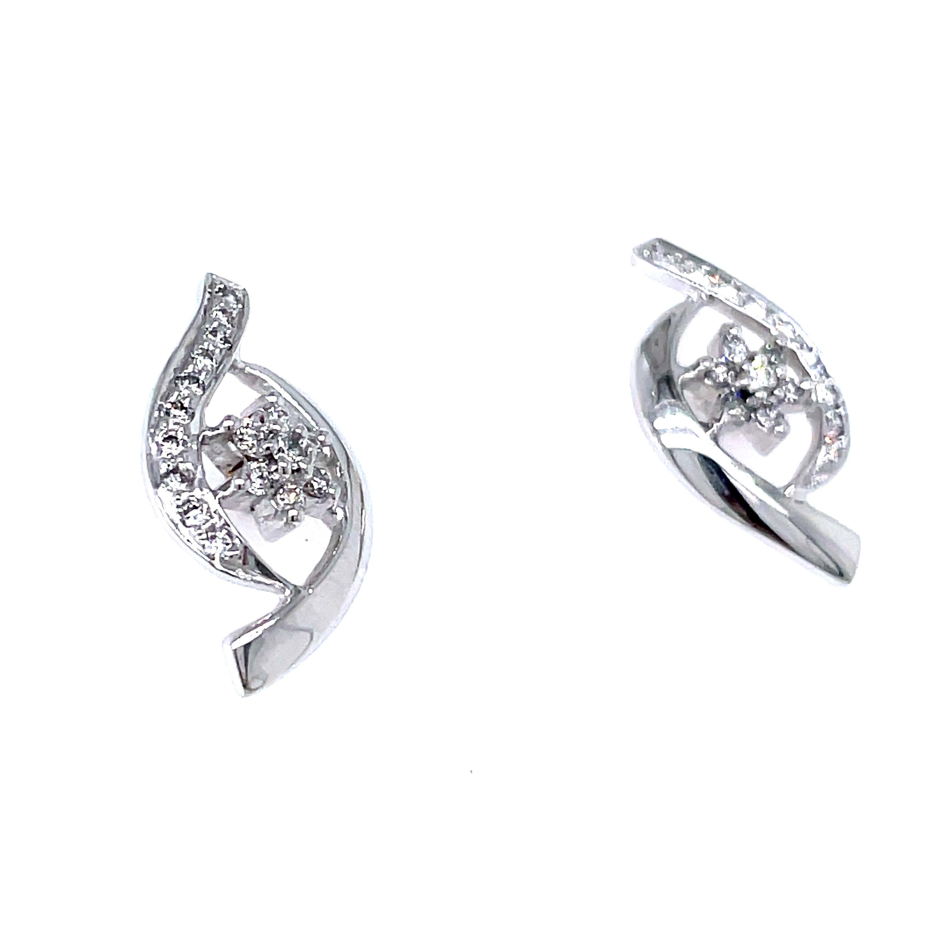 18k White Gold Twist Design Earrings With Diamonds In New Condition For Sale In Hong Kong, HK