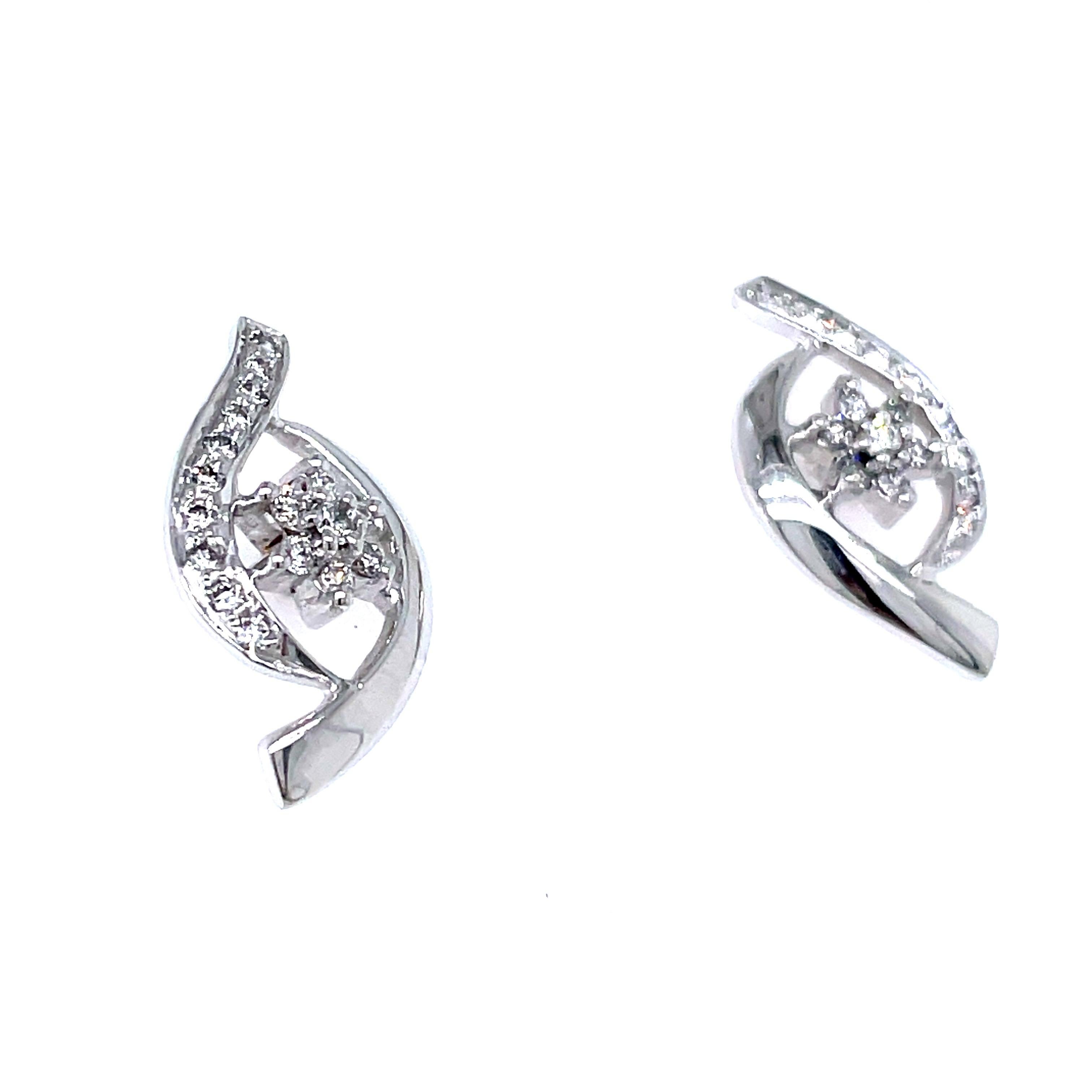 Boucles d'oreilles Twist Design/One en or blanc 18k avec diamants Neuf - En vente à Hong Kong, HK