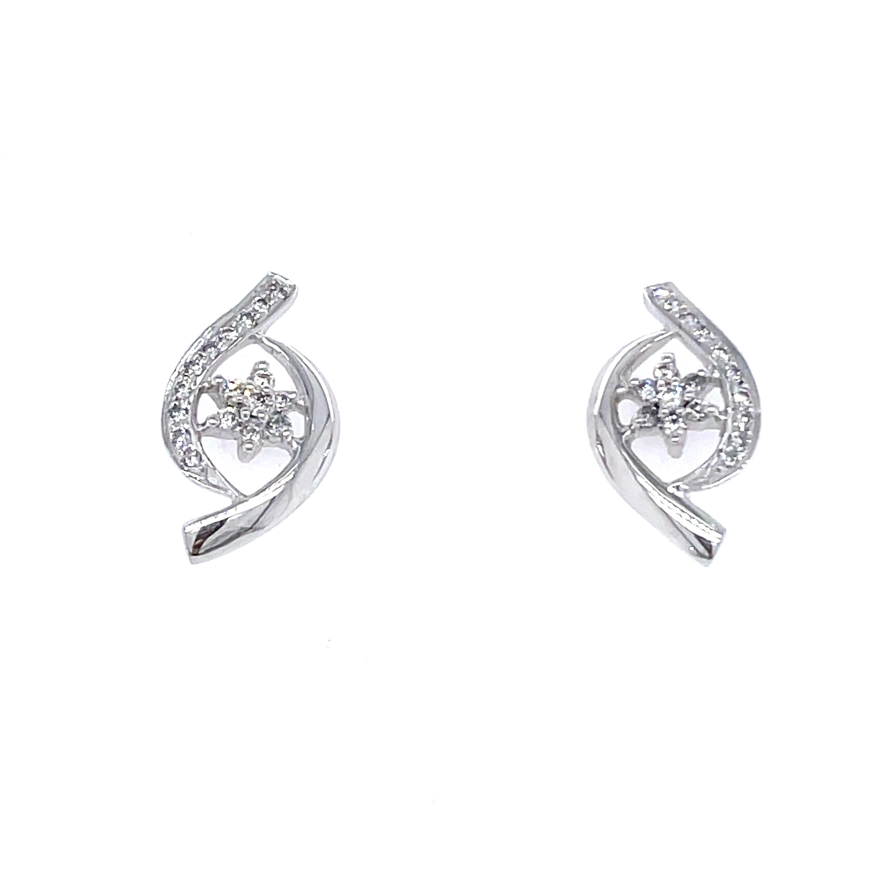 Boucles d'oreilles Twist Design/One en or blanc 18k avec diamants en vente 1
