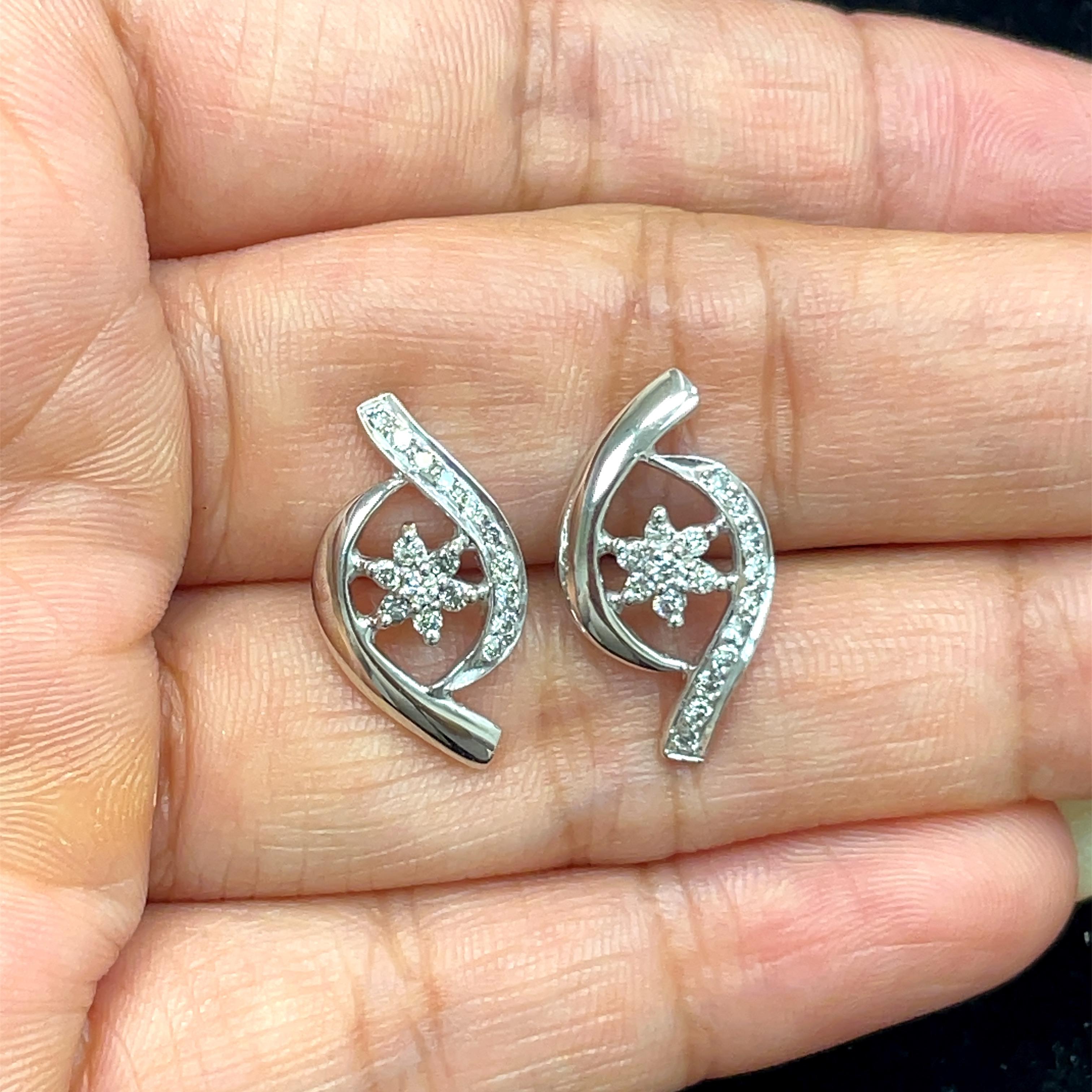 18k White Gold Twist Design Earrings With Diamonds For Sale 2