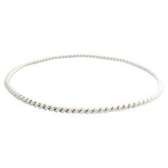 Pulsera brazalete apilable clásica con cable trenzado de oro blanco de 18 quilates