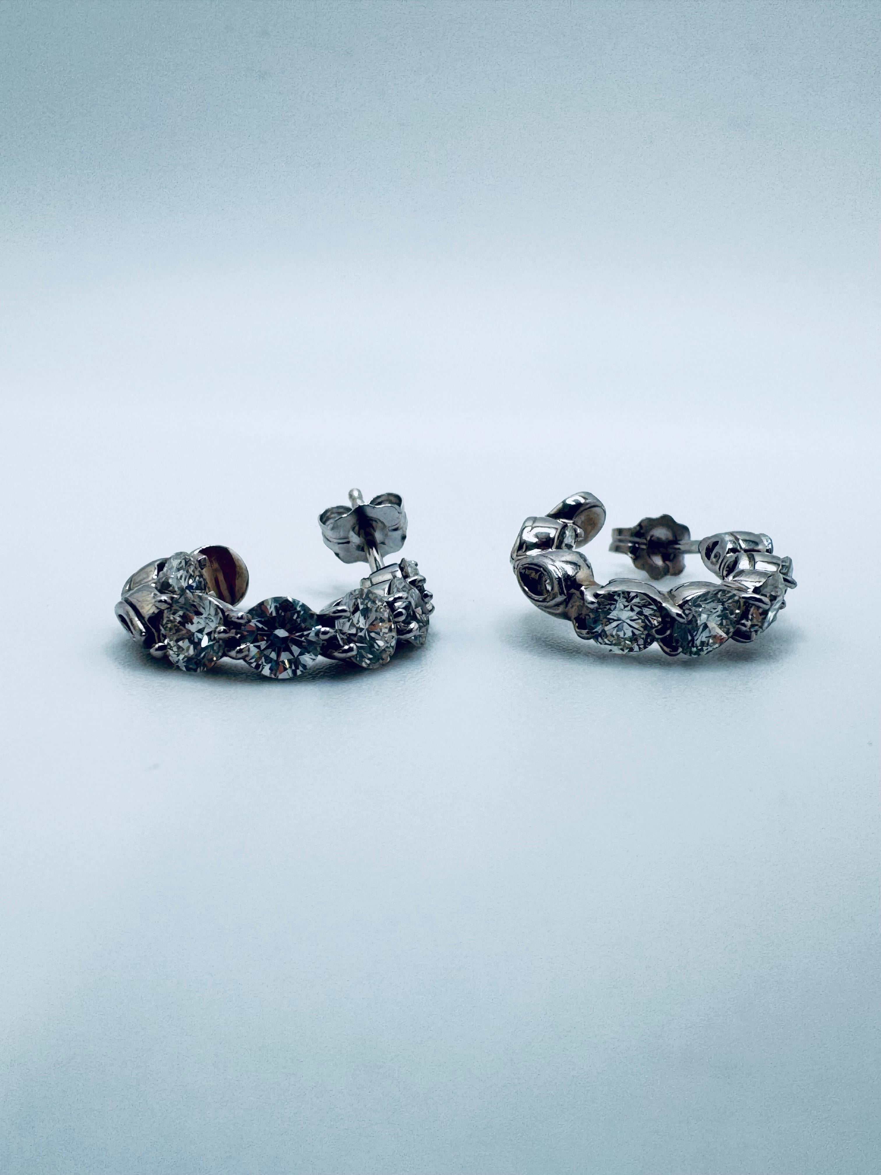 Boucles d'oreilles en or blanc 18K avec diamants torsadés 7.80 CTW Bon état - En vente à Palm Desert, CA