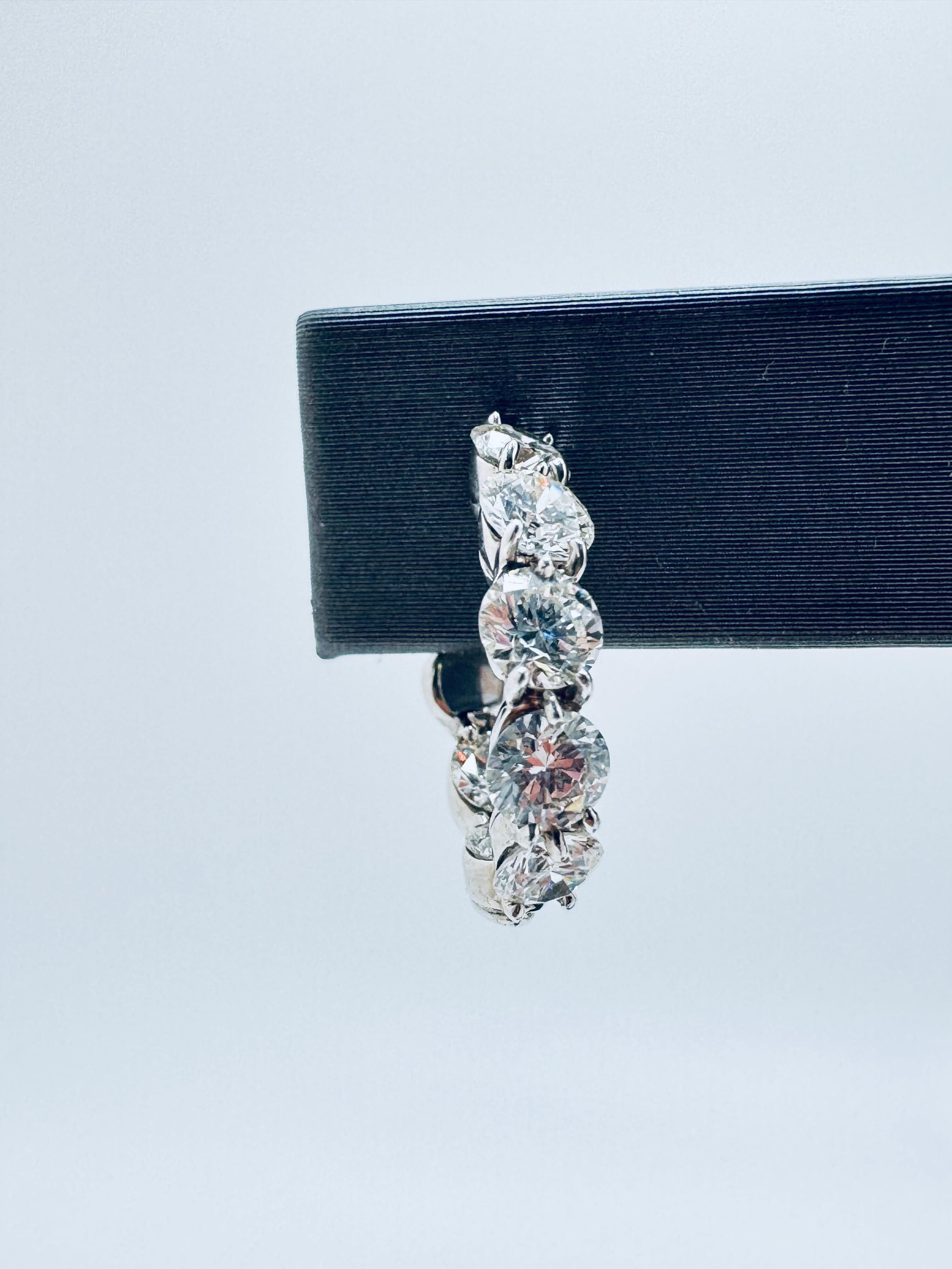 Boucles d'oreilles en or blanc 18K avec diamants torsadés 7.80 CTW en vente 1