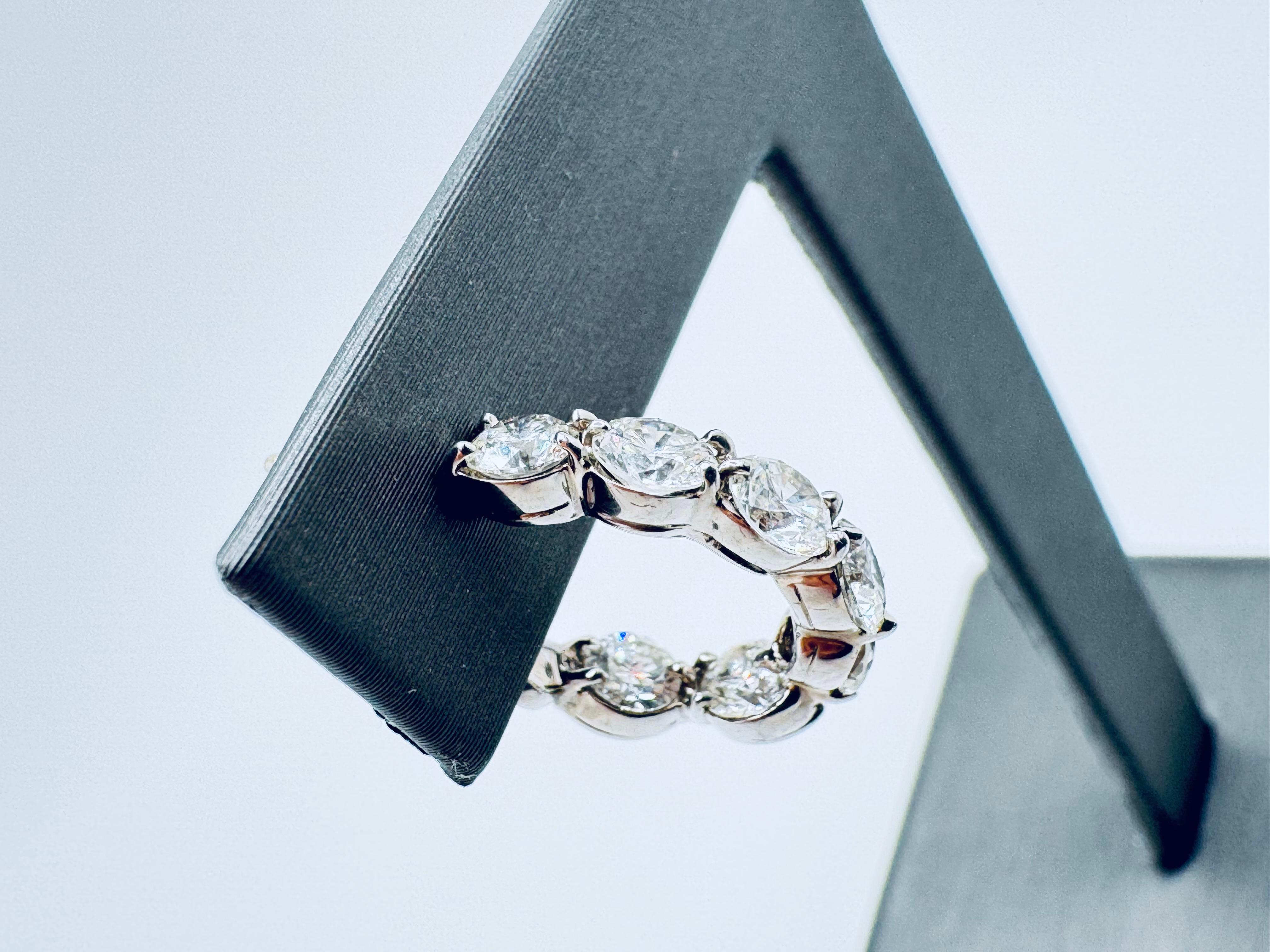 Boucles d'oreilles en or blanc 18K avec diamants torsadés 7.80 CTW en vente 2