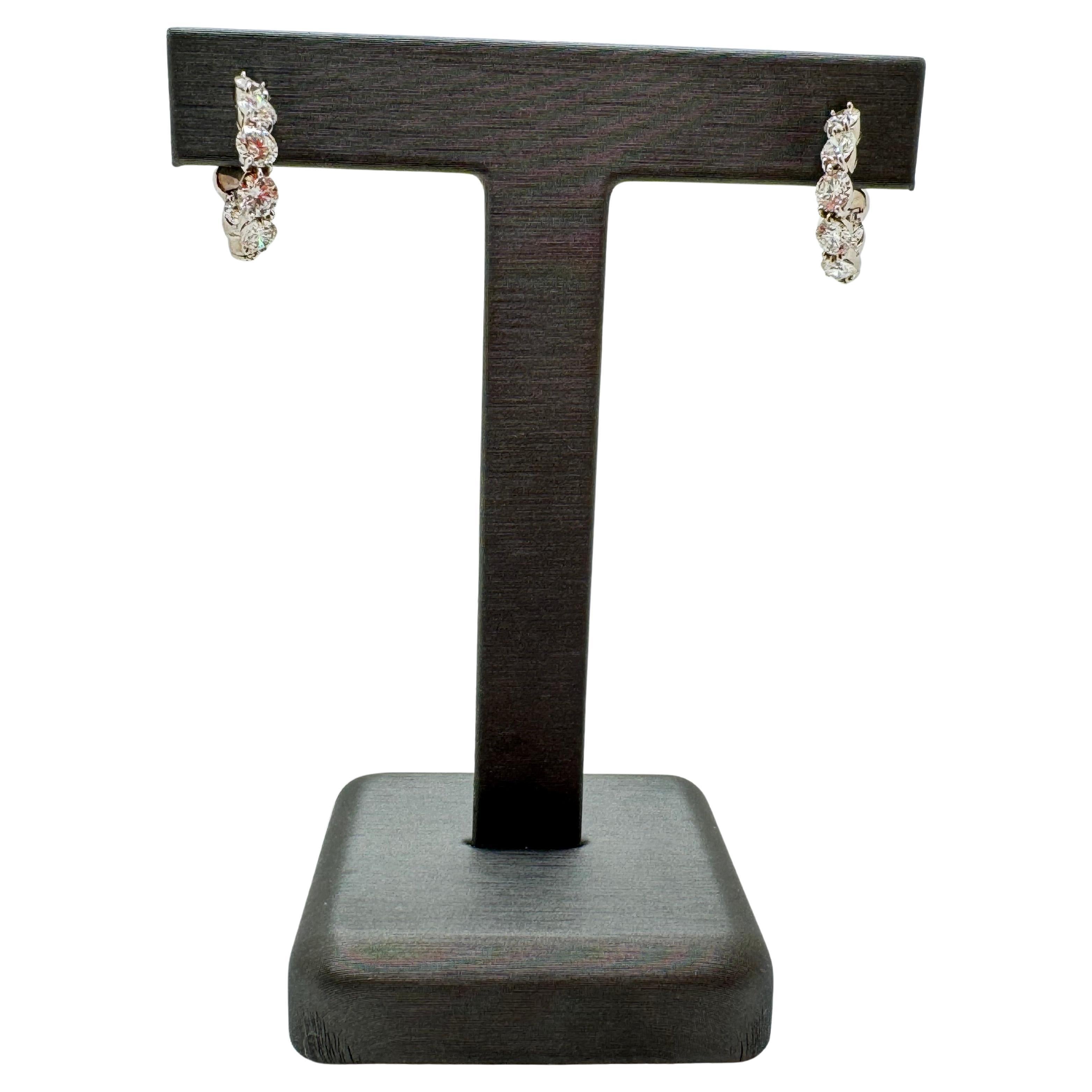 Boucles d
oreilles en or blanc 18K avec diamants torsadés 7.80 CTW en vente