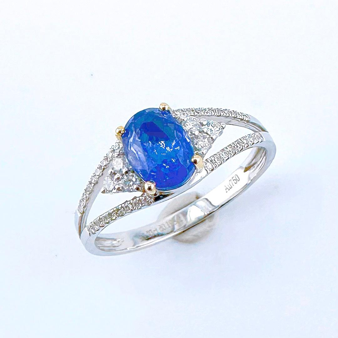 Modern 18K White Gold Unheated Sapphire Diamond Ring For Sale
