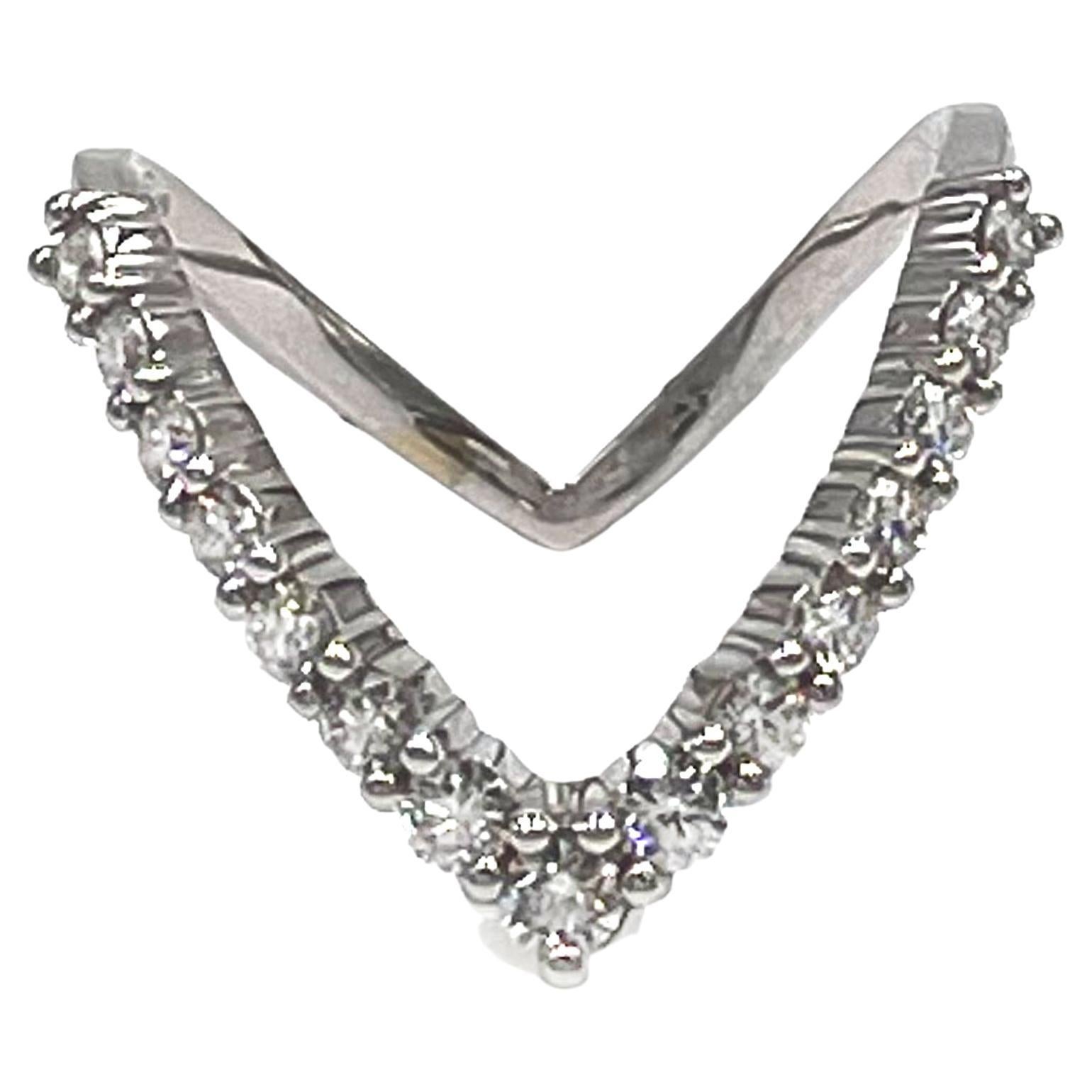 18K White Gold "V" Shape Diamond Ring For Sale