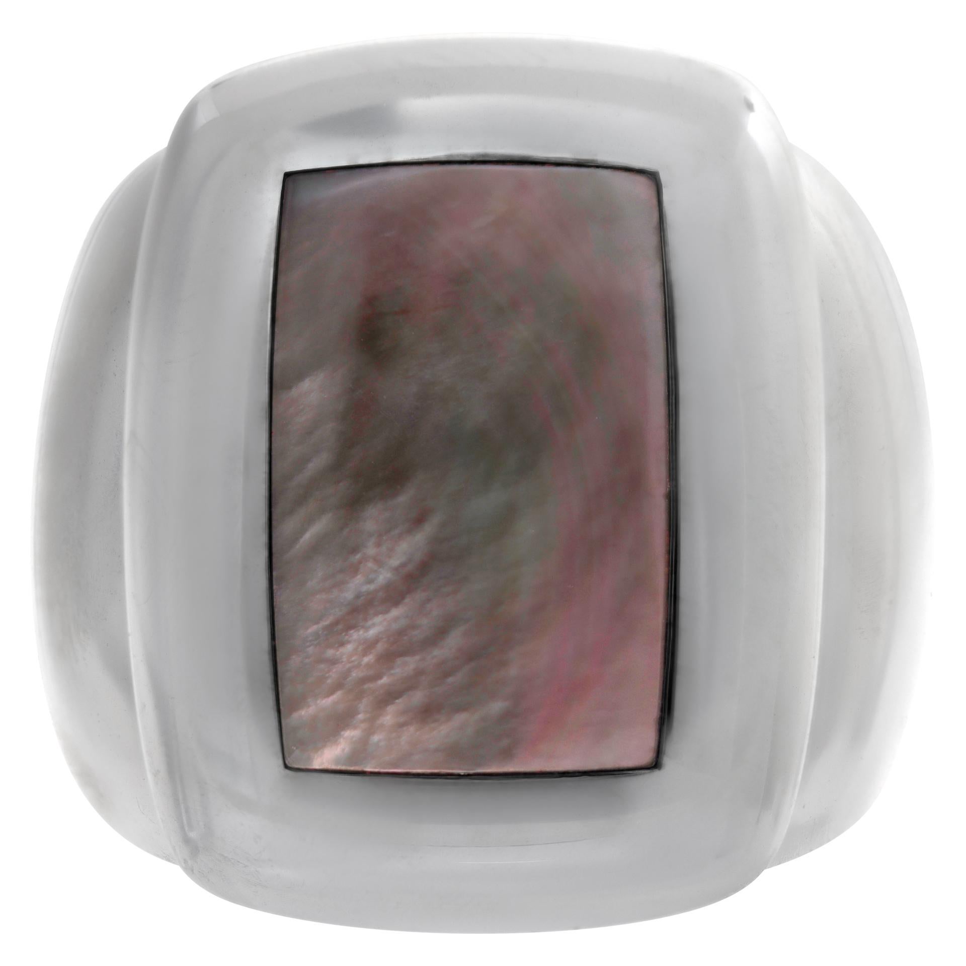 Van Cleef & Arpels Babylon Collection, Kuppelring aus Abalone-Perlmutt in 18 Karat Weißgold. Abmessungen: 15 breit x 20 mm hoch (5/8 B x 7/8 Zoll H). Größe 52 (6,25).

Dieser Ring von Van Cleef & Arpels hat derzeit die Größe 6.5. Einige Artikel