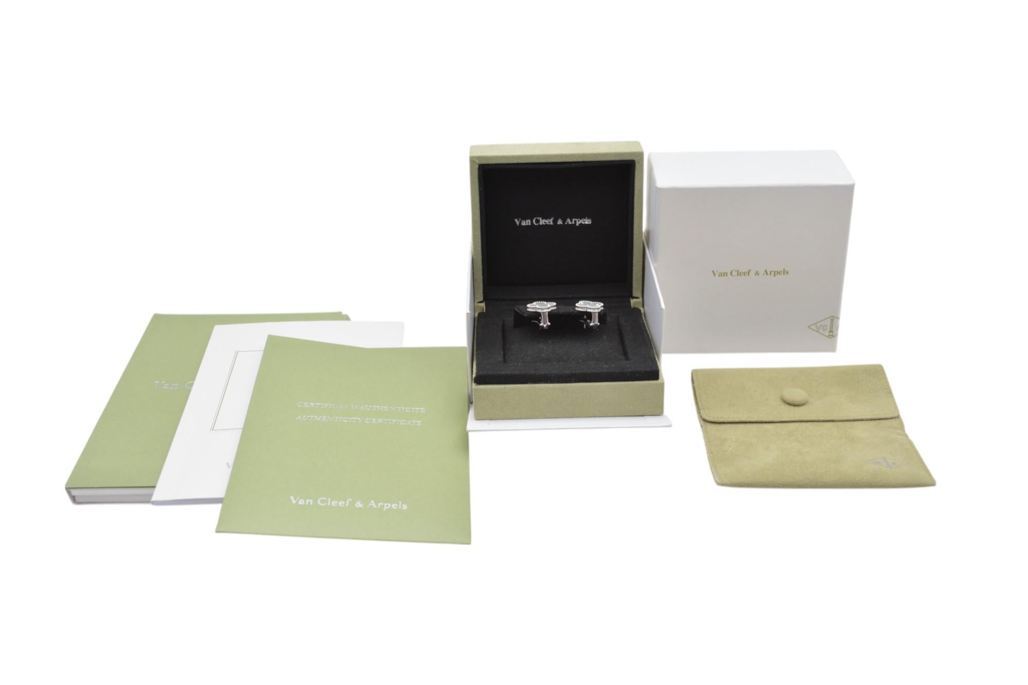 Estos exquisitos Pendientes Alhambra Vintage Van Cleef & Arpels de oro blanco de 18 quilates con nácar son una auténtica obra maestra, que combina la elegancia atemporal con un toque de lujosa artesanía. Diseñados para cautivar, cada pendiente