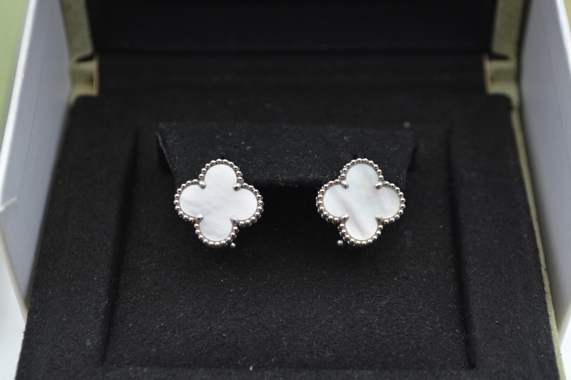 Pendientes Alhambra Vintage Van Cleef & Arpels de oro blanco de 18 quilates con mopa en Excelente Estado en București, București