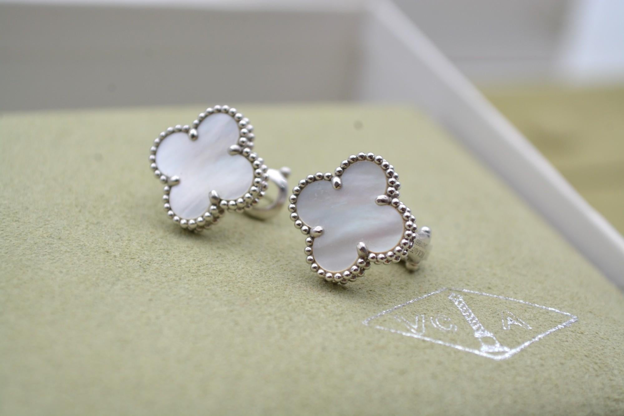 Pendientes Alhambra Vintage Van Cleef & Arpels de oro blanco de 18 quilates con mopa 1