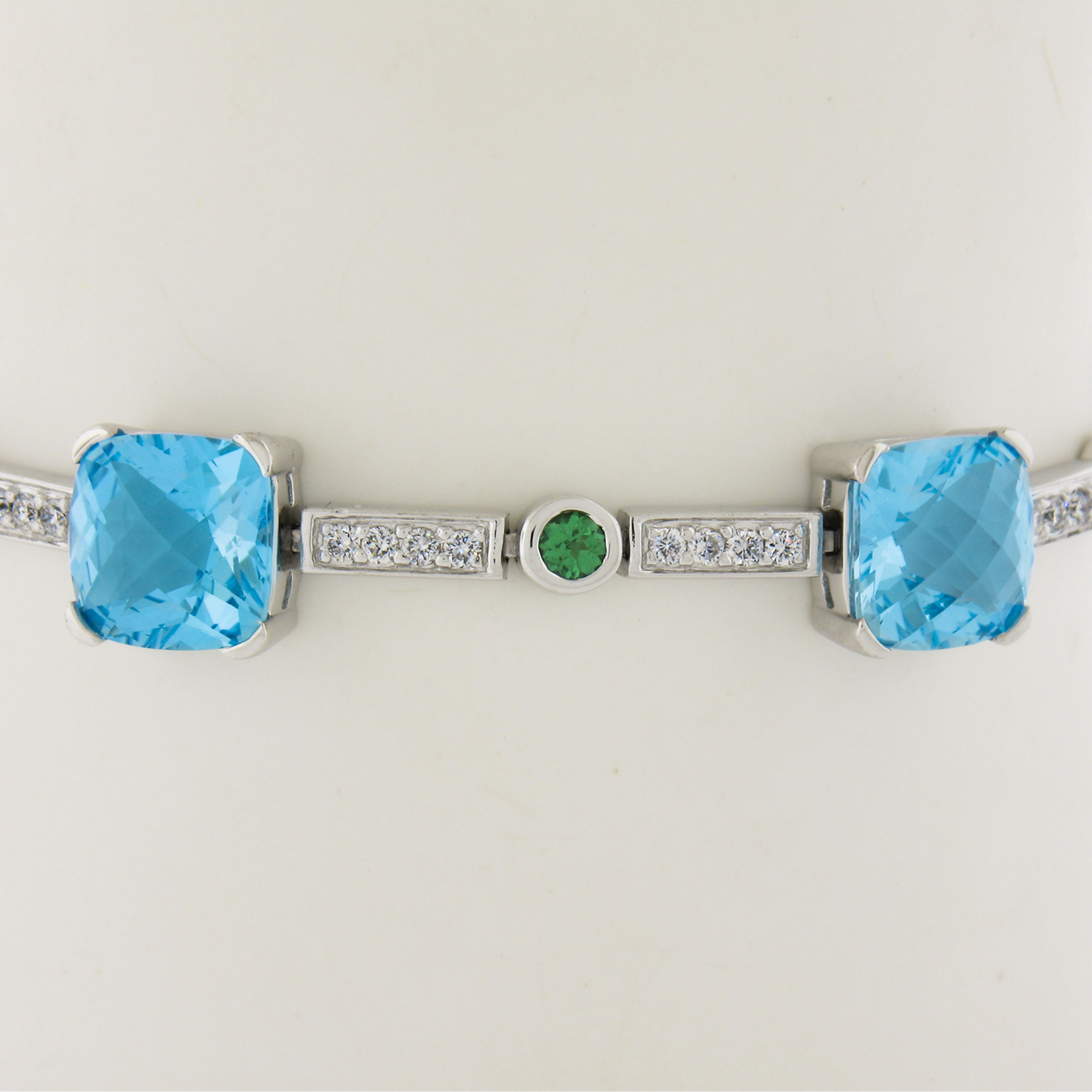 Taille coussin Bracelet vibrant en or blanc 18 carats avec topaze bleue coussin, tsavorite et diamants en vente