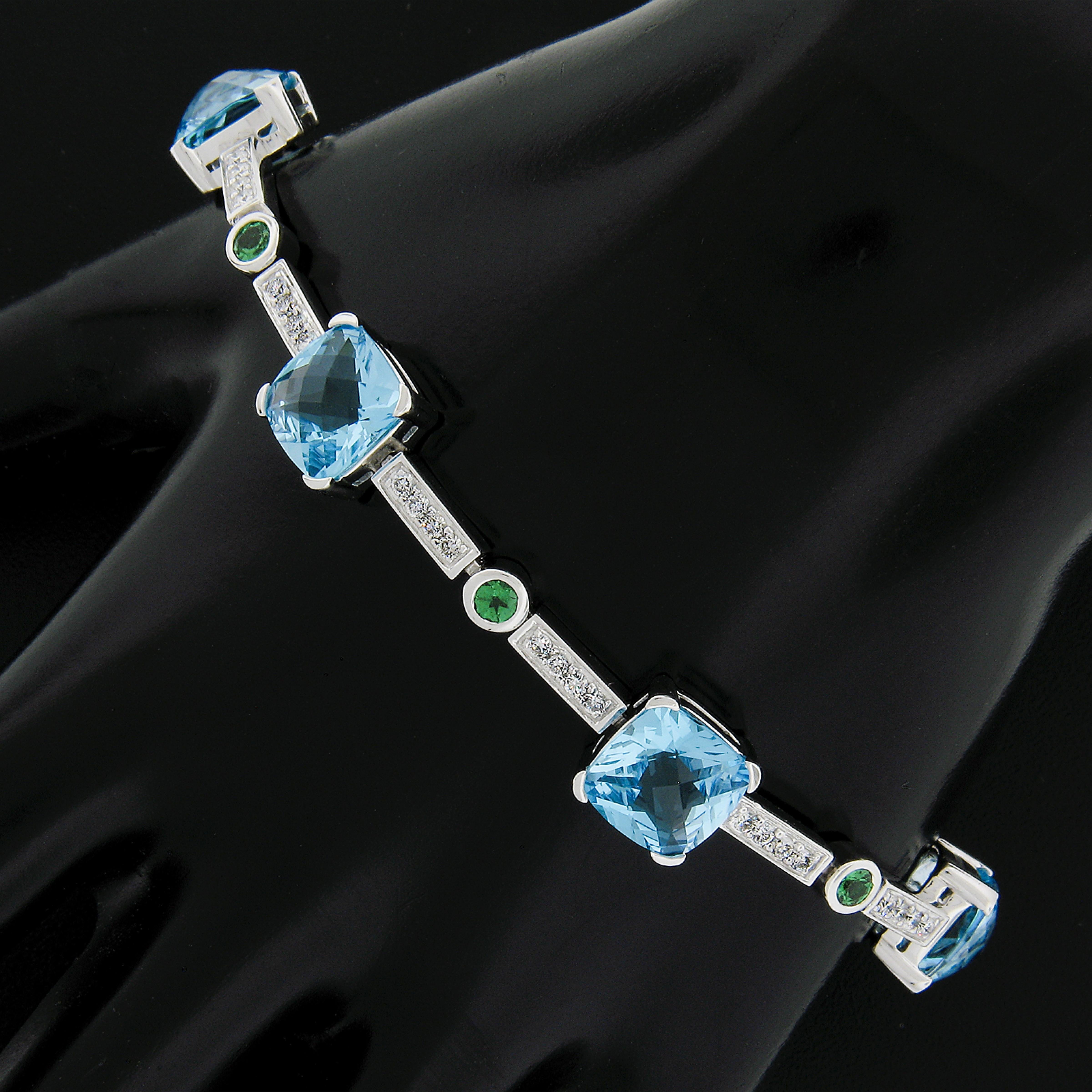 Bracelet vibrant en or blanc 18 carats avec topaze bleue coussin, tsavorite et diamants Excellent état - En vente à Montclair, NJ