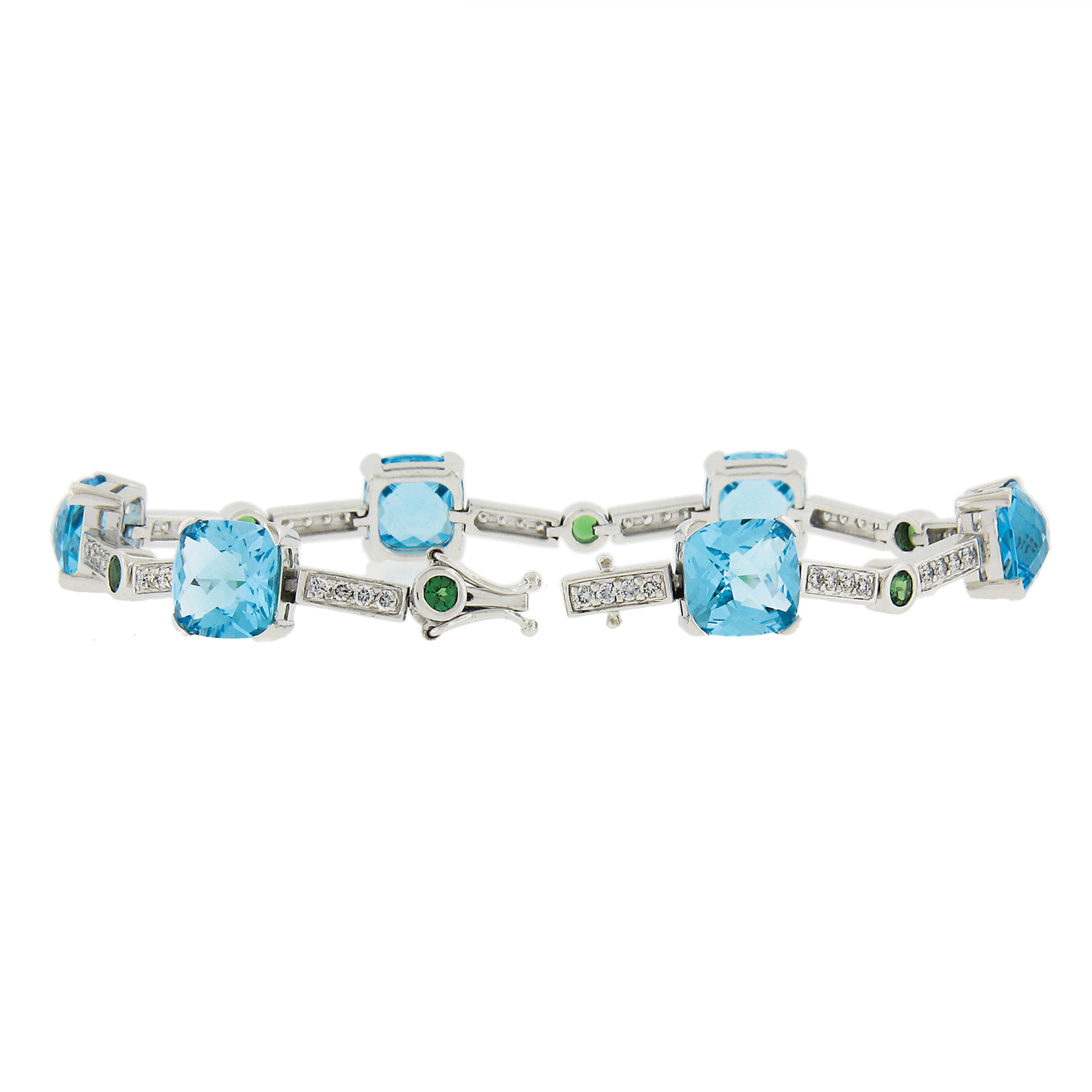 Bracelet vibrant en or blanc 18 carats avec topaze bleue coussin, tsavorite et diamants Pour femmes en vente