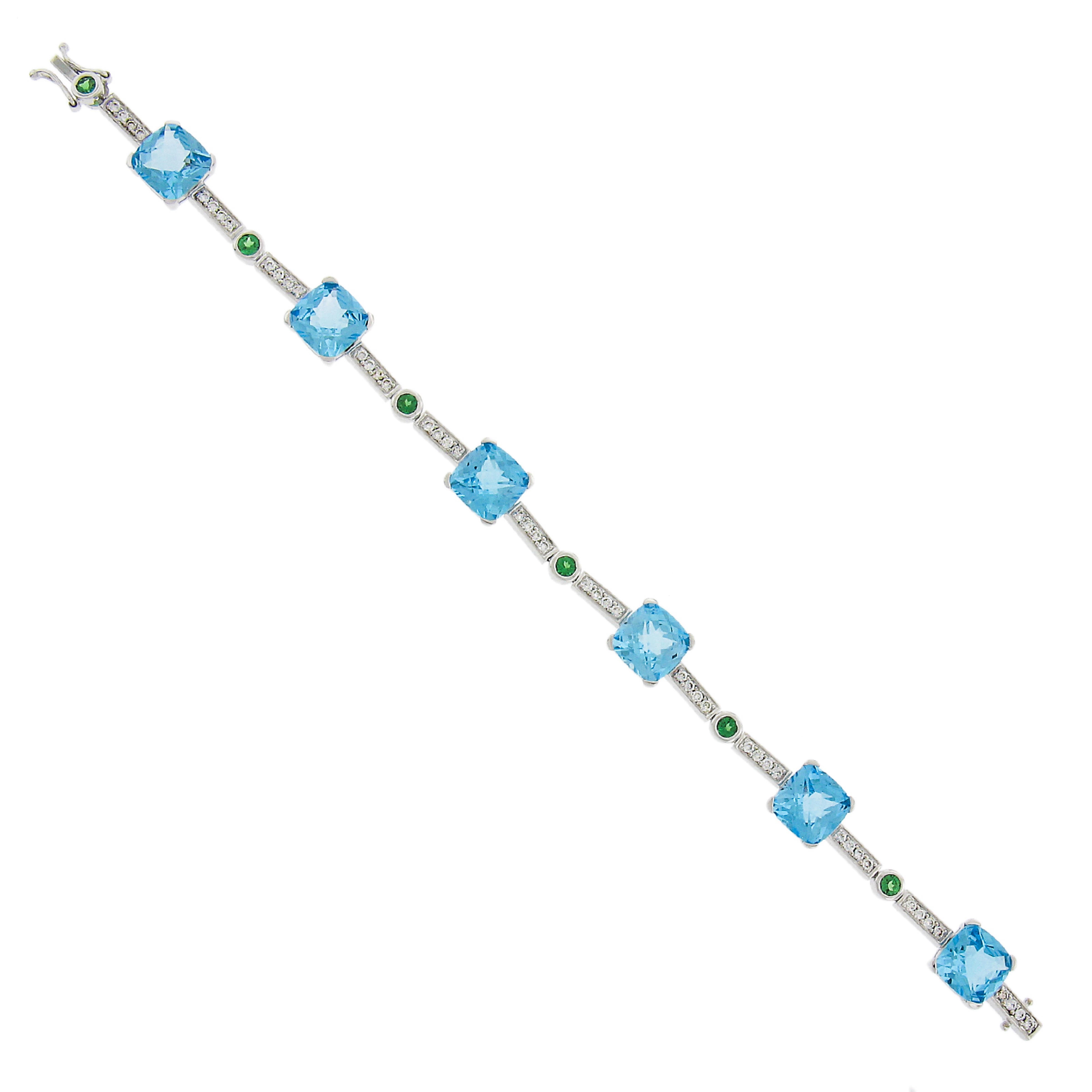 Bracelet vibrant en or blanc 18 carats avec topaze bleue coussin, tsavorite et diamants en vente 1