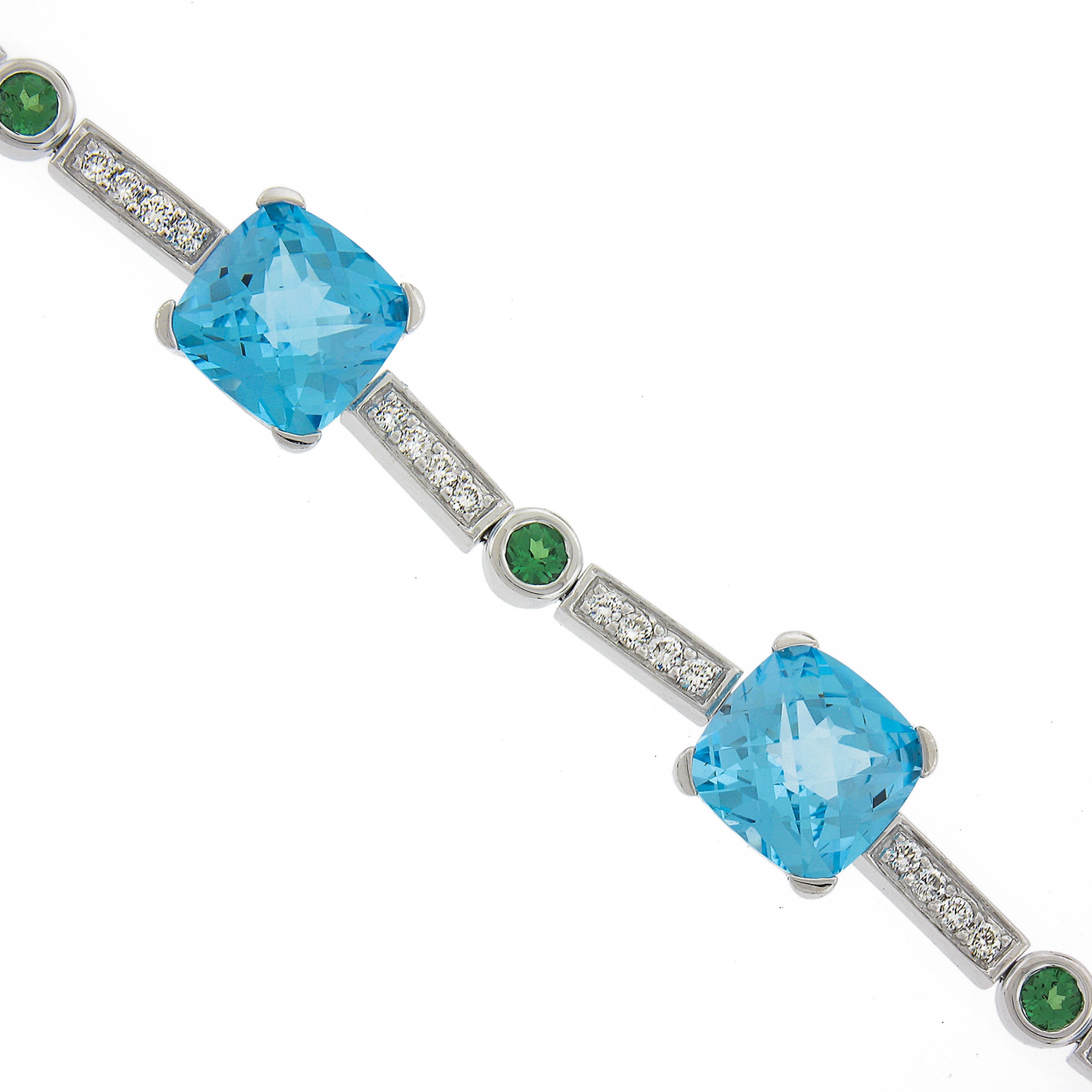 Bracelet vibrant en or blanc 18 carats avec topaze bleue coussin, tsavorite et diamants en vente 2